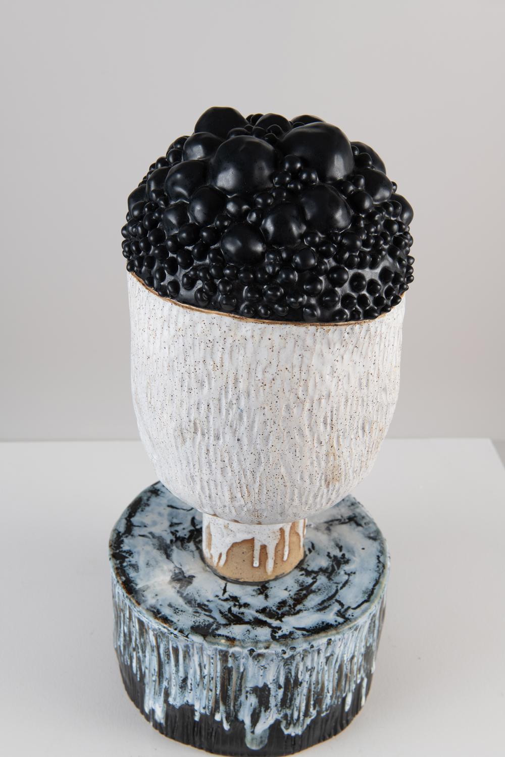 Spora-Skulptur aus glasierter Keramik von Trish DeMasi (amerikanisch) im Angebot