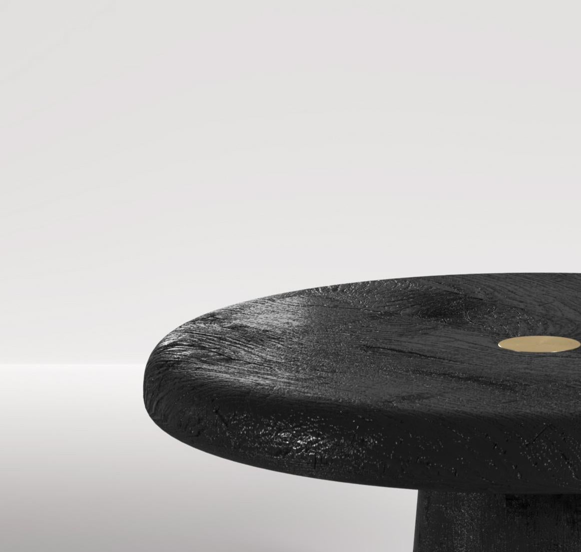 Les tables basses Spore sont un ensemble de tables basses rendues uniques par une série de détails complexes. La base de chaque table est parfaitement usinée dans une seule pièce de bois, avec des courbes douces qui ajoutent à l'esthétique organique