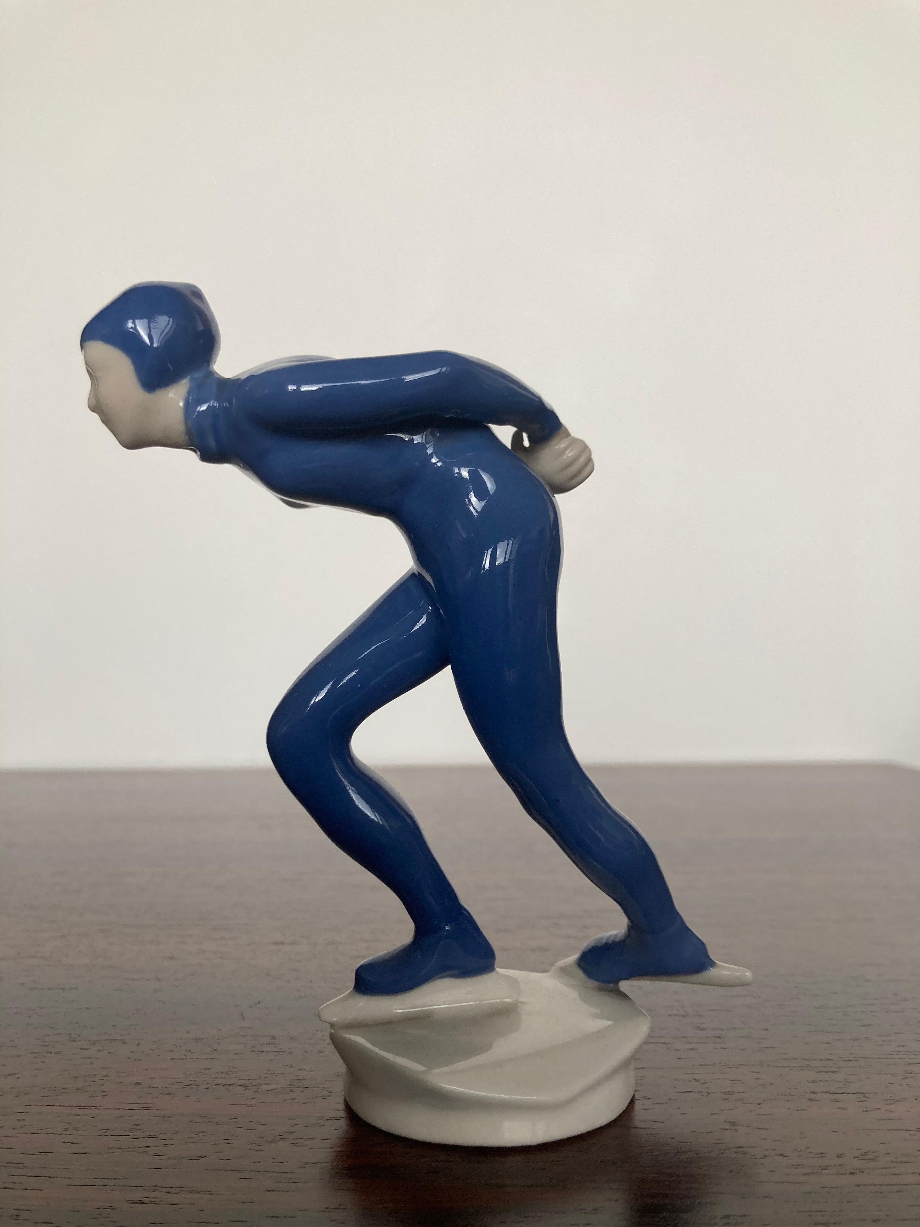 Tchèque Sculpture de patineur de glace de sport en céramique d'athlète par J.Hejdova Holeckova, années 1950 en vente