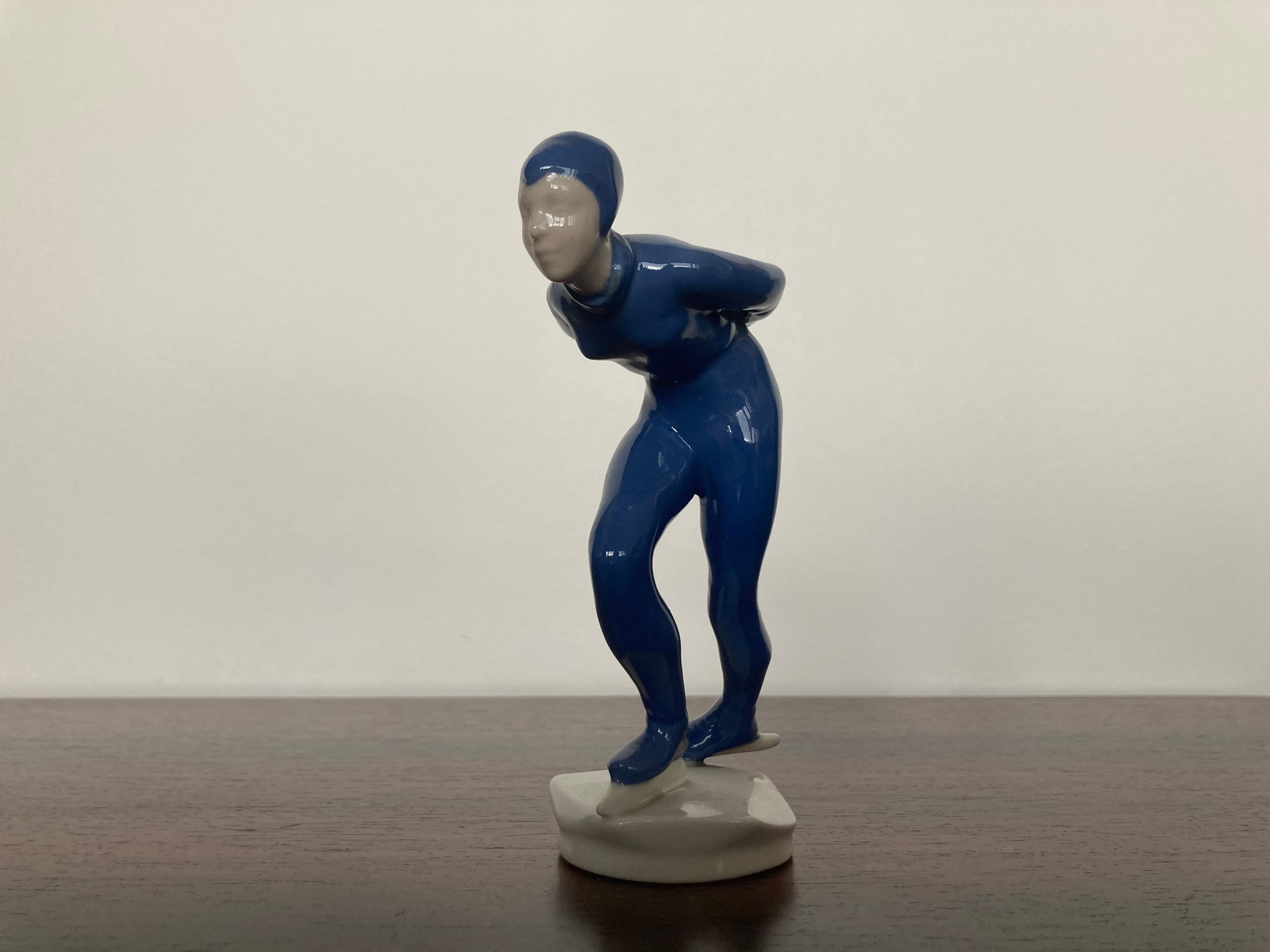 Vernissé Sculpture de patineur de glace de sport en céramique d'athlète par J.Hejdova Holeckova, années 1950 en vente
