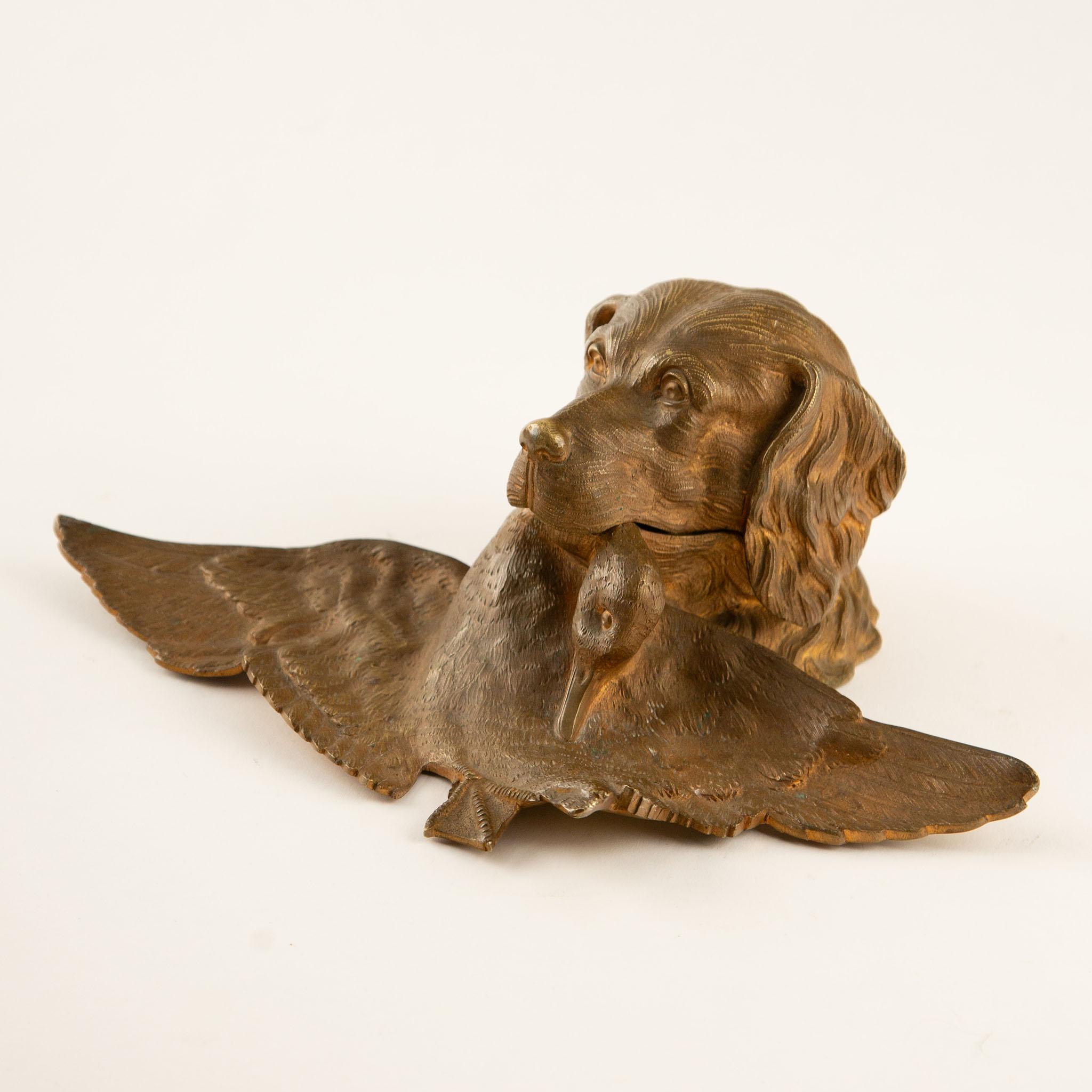 Calamaio in bronzo dorato dell'inizio del XX secolo raffigurante un recuperatore con anatra
Un calamaio in bronzo dorato dell'inizio del XX secolo, affascinante e finemente fuso, con la forma di un retriever da caccia che afferra un'anatra in bocca.
