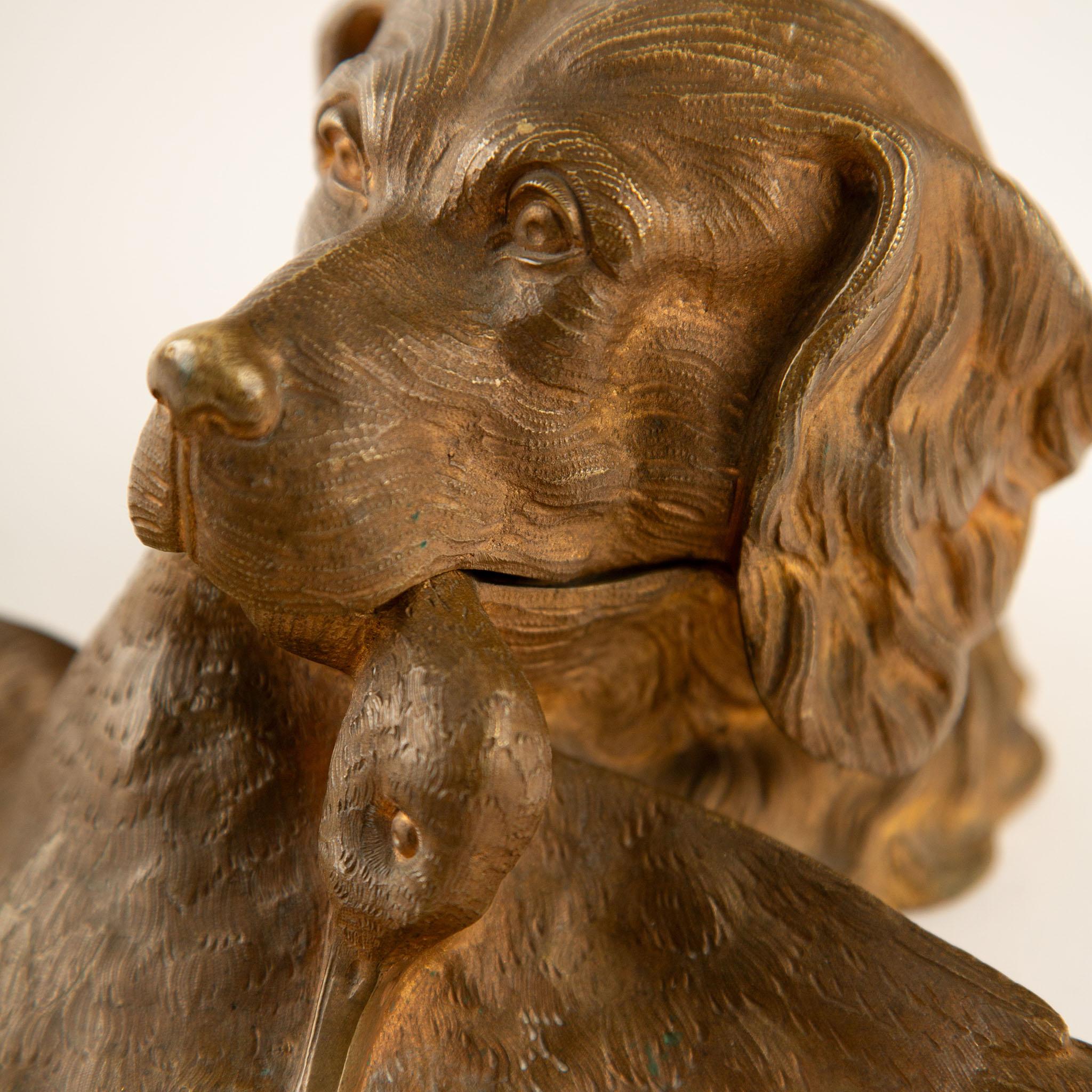 Calamaio sportivo in bronzo dorato raffigurante un retriever e un'anatra, inizio XX secolo In condizioni ottime in vendita a New York, NY
