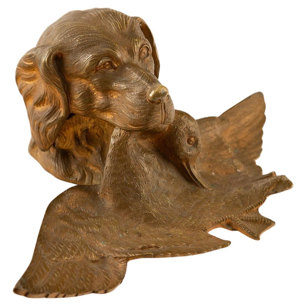 Calamaio sportivo in bronzo dorato raffigurante un retriever e un'anatra, inizio XX secolo in vendita