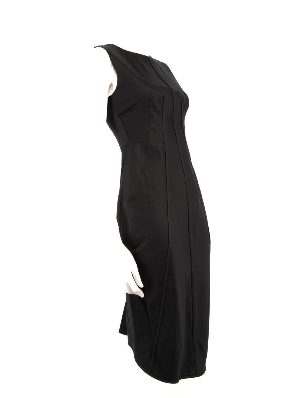 CONDIT ist sehr gut. Das Kleid weist nur minimale Gebrauchsspuren auf. Rupfen Sie das Gewebe dieses gebrauchten Sportmax-Designer-Wiederverkaufsartikels.
  
  Einzelheiten
  
  
  Schwarz 
  
  Baumwolle
  
  Kleid
  
  Midi
  
  Ärmellos
  
  Figur