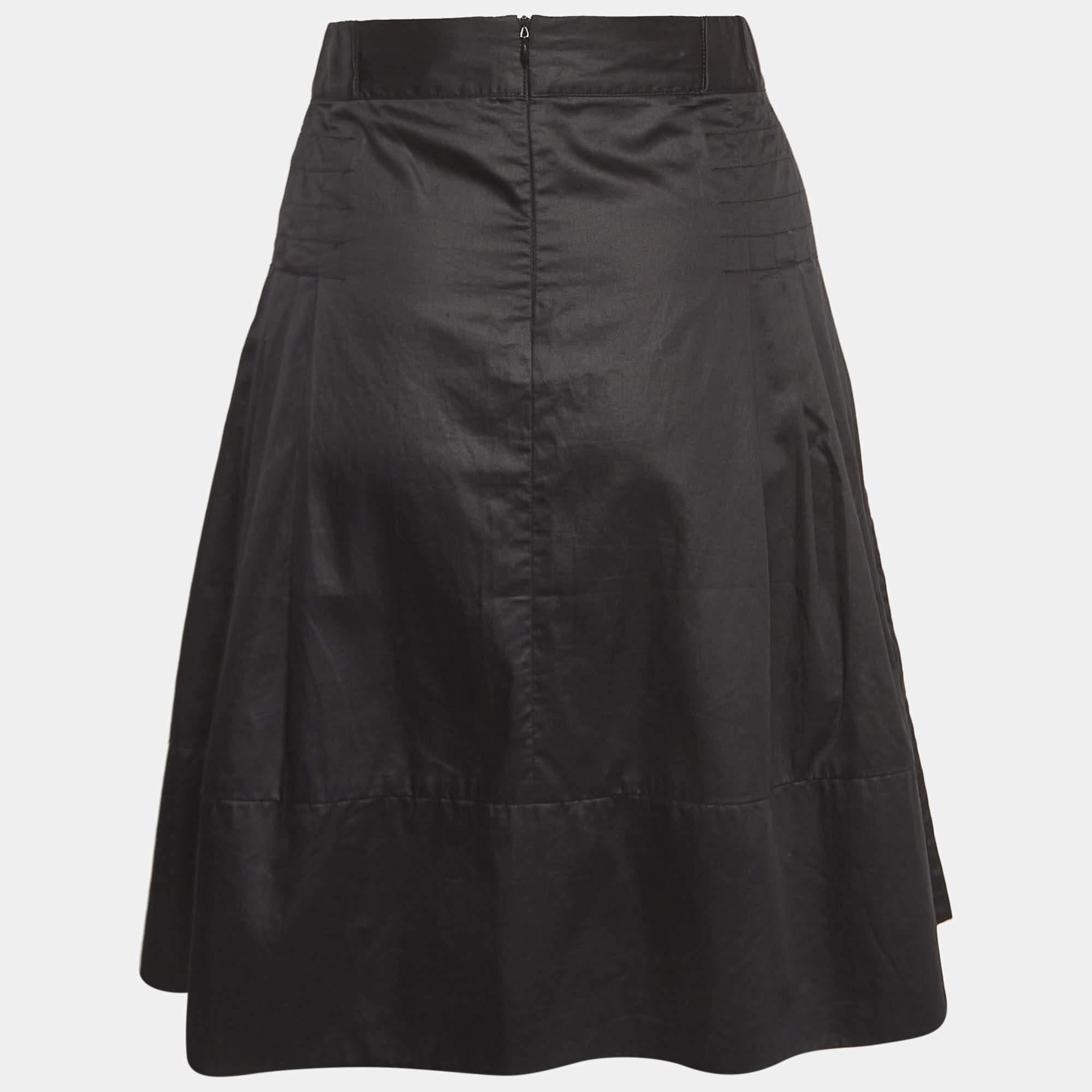 Cette jolie jupe est joliment cousue dans un tissu fin. Cette jupe confortable de créateur a une silhouette flatteuse. Associez-le à un simple haut et à des talons à lanières pour un look chic.