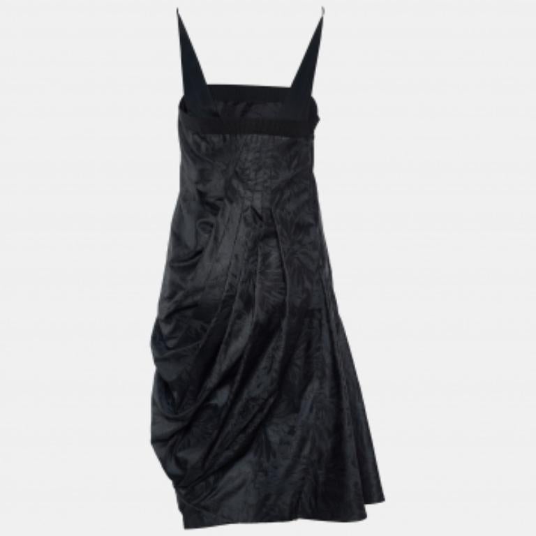 Faites une apparition éblouissante dans cette superbe robe à imprimé floral de Sportmax. La robe de soirée affiche une magnifique teinte noire et présente une silhouette flatteuse. Portez cette création sans manches avec des talons aiguilles et une
