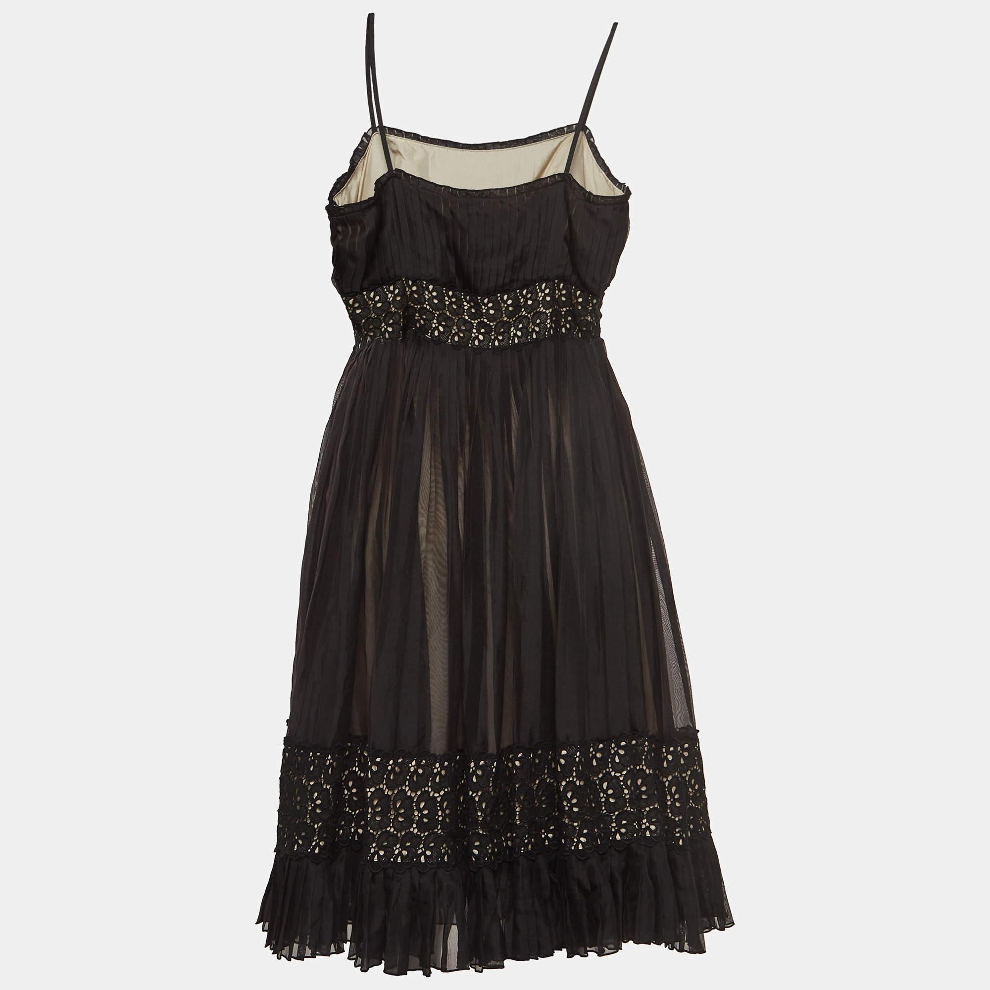 The fine artistry and the feminine silhouette of this designer dress exhibit the labels impeccable craftsmanship in tailoring. It is stitched using quality materials has a good fit and can be easily styled with chic accessories open toe sandals and