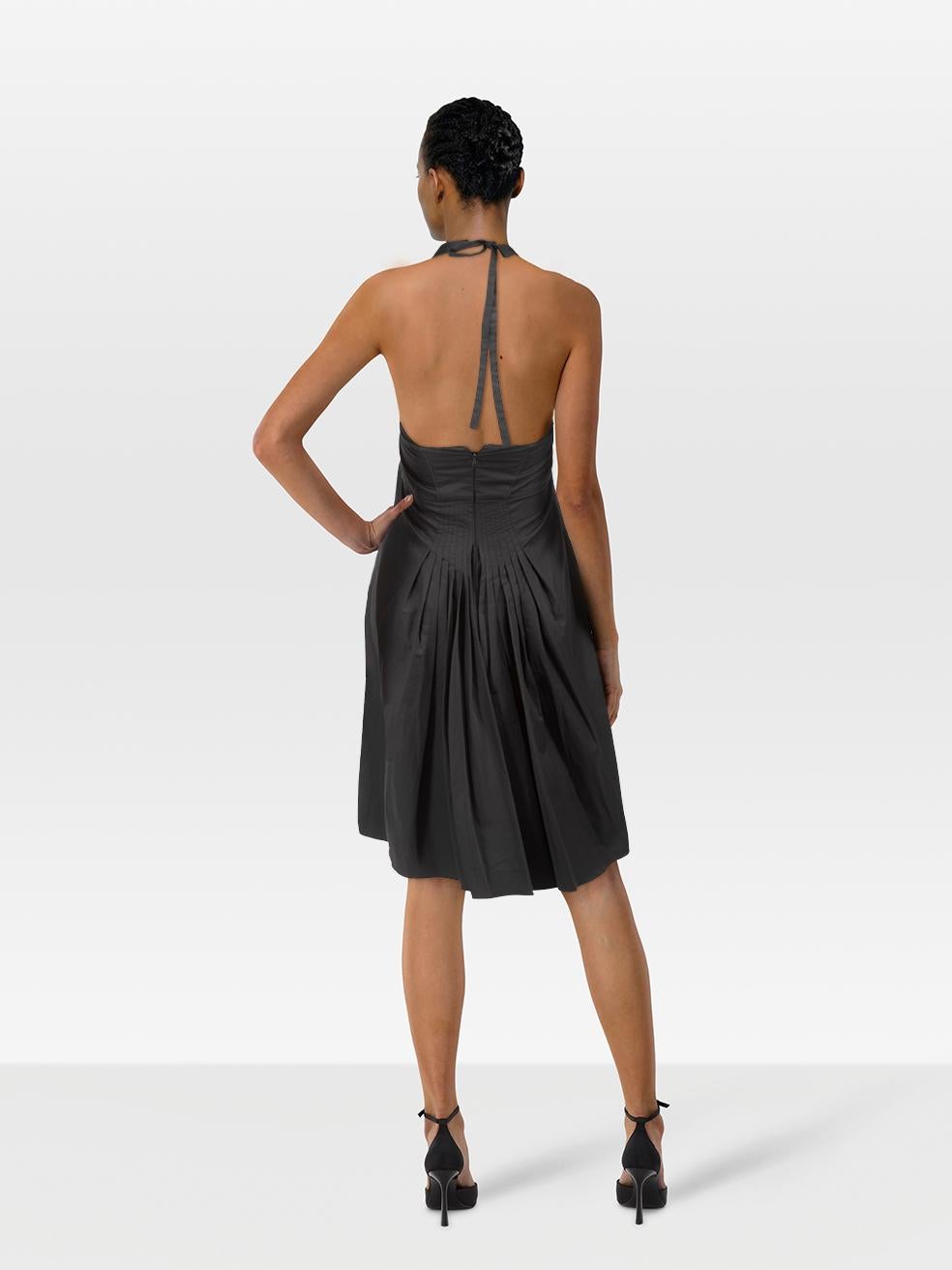 CONDITION ist nie getragen. Keine sichtbaren Abnutzungserscheinungen sind an diesem neuen Sportmax Designer-Wiederverkaufsartikel zu erkennen.
 

 Einzelheiten
 

 

 Schwarz
 

 Baumwolle
 

 Kleid
 

 Midi
 

 Halterneck
 

 Rundhalsausschnitt
 

