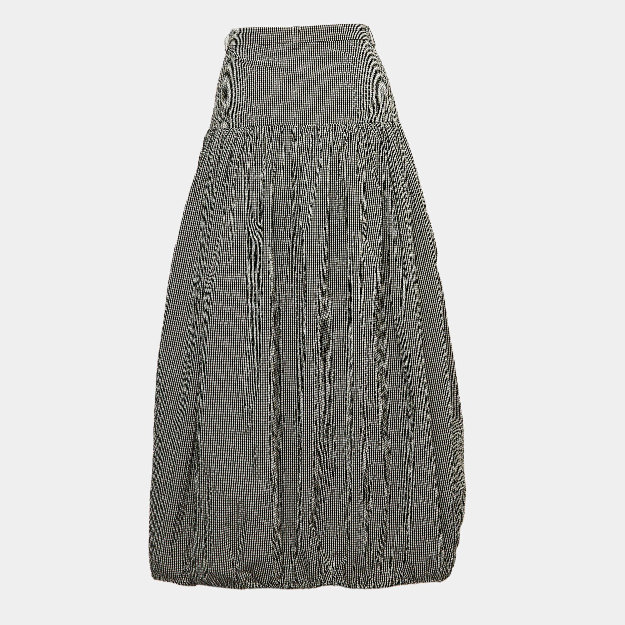 Experience the charm of designer clothing with this gorgeous skirt. Made from quality fabrics the skirt has a simple allure and a great fit. Pair it up with a tailored blouse or a simple top and high heels.