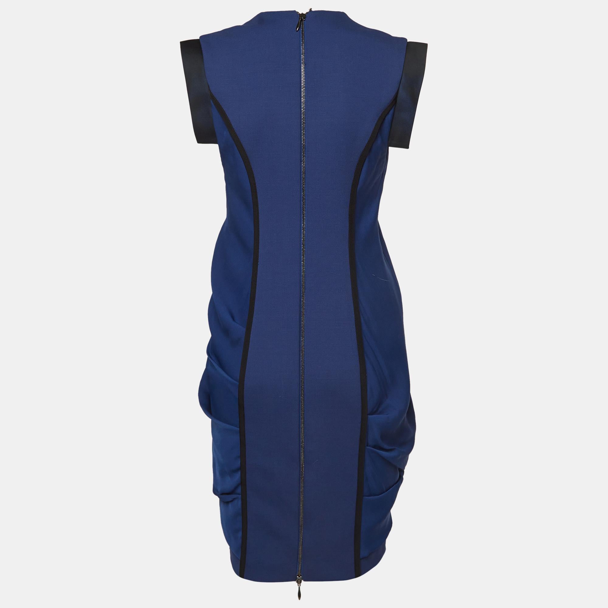 Prova la gioia di una sartoria esperta con questo abito firmato da donna. Realizzato meticolosamente, offre una vestibilità impeccabile e dettagli di lusso, assicurando un comfort impareggiabile. Questa splendida creazione eleverà il tuo stile senza