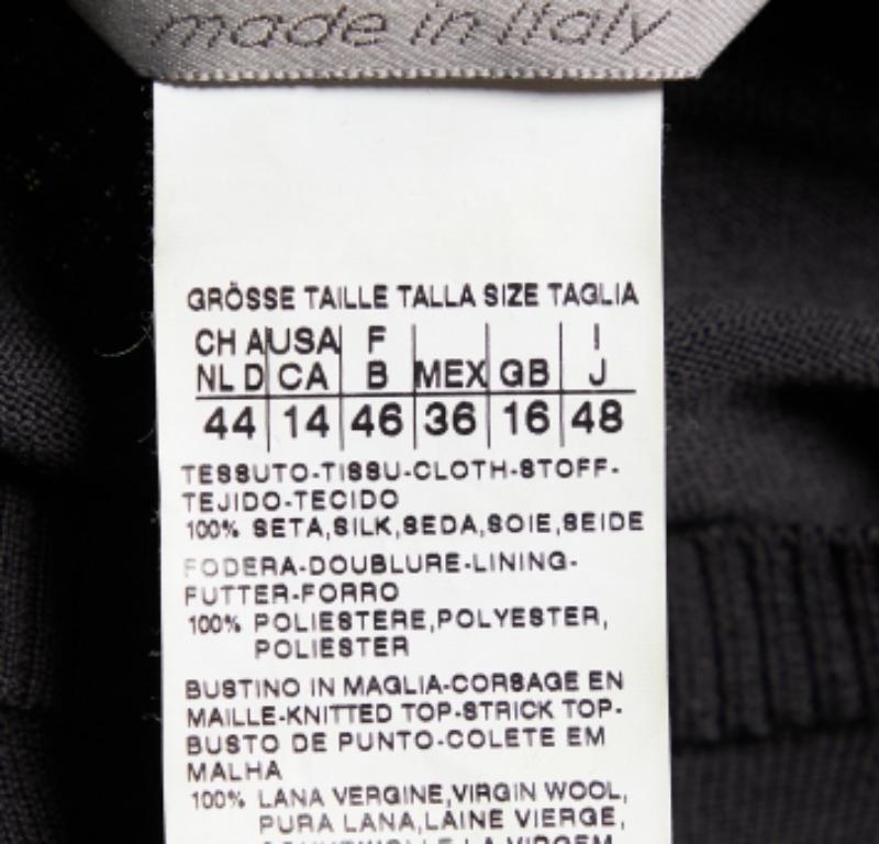 Setzen Sie mit diesem Designerkleid ein luxuriöses Modestatement. Es ist aus feinem Stoff in einer schmeichelhaften Silhouette geschneidert.