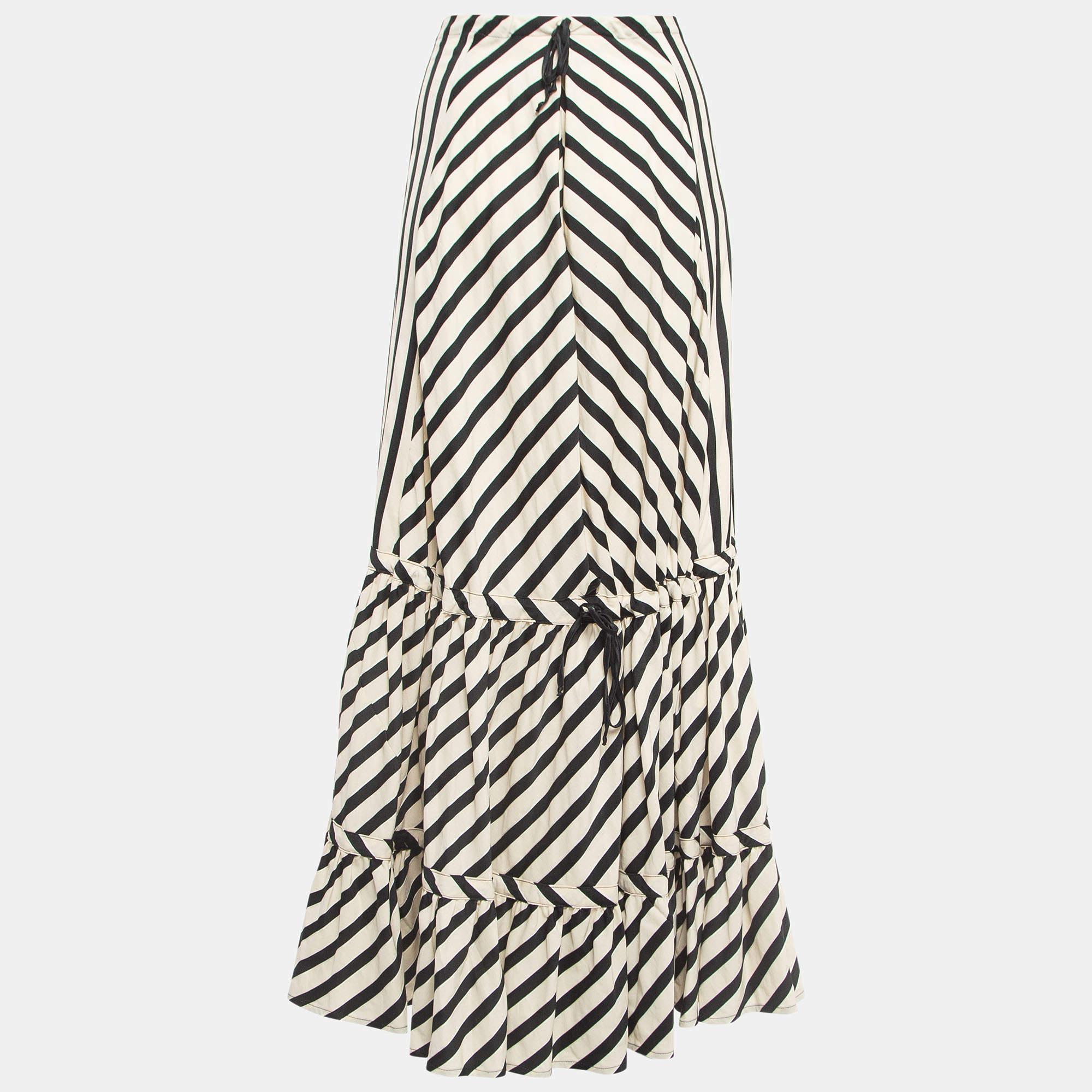 Prova il fascino dell'abbigliamento firmato con questa splendida gonna. Realizzata con tessuti di qualità, la gonna ha un fascino semplice e un'ottima vestibilità. Abbinalo a una camicetta sartoriale o a un semplice top e tacchi alti.