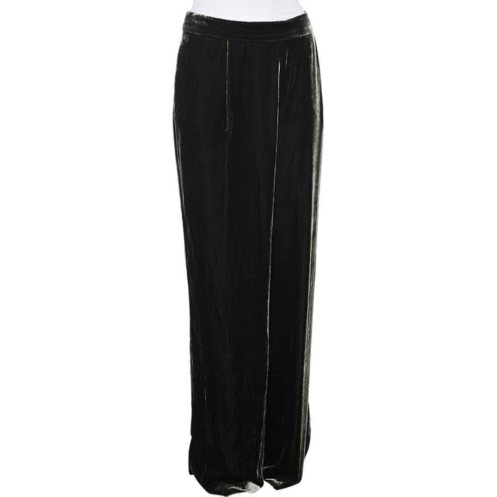 Tailored beautifully and posing a superb fit, these palazzo pants from Sportmax will help you look chic and stylish. They are stitched using green velvet fabric and flaunt a zip closure and two external pockets. 