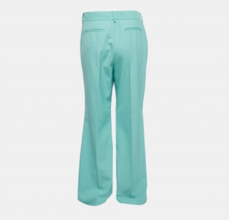 Le pantalon Sportmax est un basique élégant et polyvalent de la garde-robe. Ce pantalon présente une taille haute et une coupe à jambe large, offrant à la fois confort et élégance. La couleur verte ajoute une touche intemporelle et sophistiquée, ce