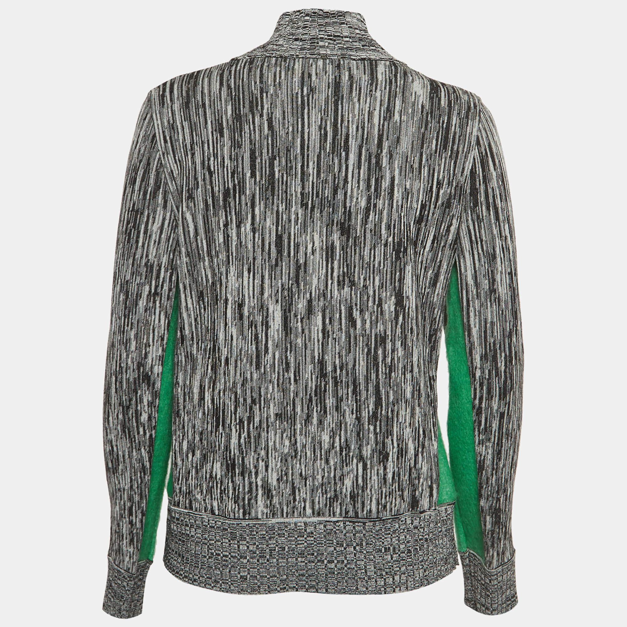 Whether you want to go out on casual outings with friends or just want to lounge around, this sweatshirt is a versatile piece and can be styled in many ways. It has been made using fine fabric.