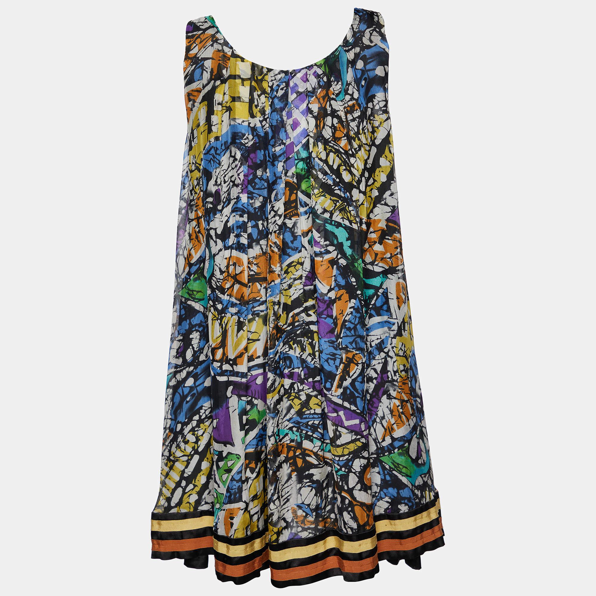 This Sportmax printed silk dress brings elegant details and a lovely silhouette. It is made from the finest materials and is bound to give you comfort.