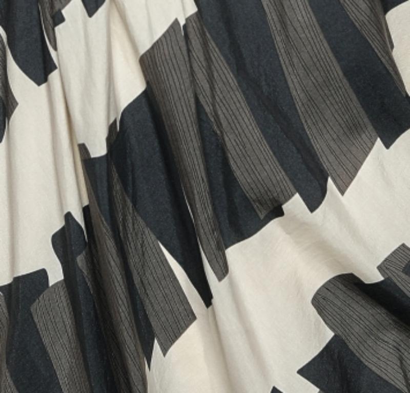Mettez à jour votre collection décontractée en portant cette robe de Sportmax. Il est cousu à l'aide de coton imprimé multicolore et présente des formations plissées et une encolure assymétrique. Associez cette robe à des accessoires pour compléter