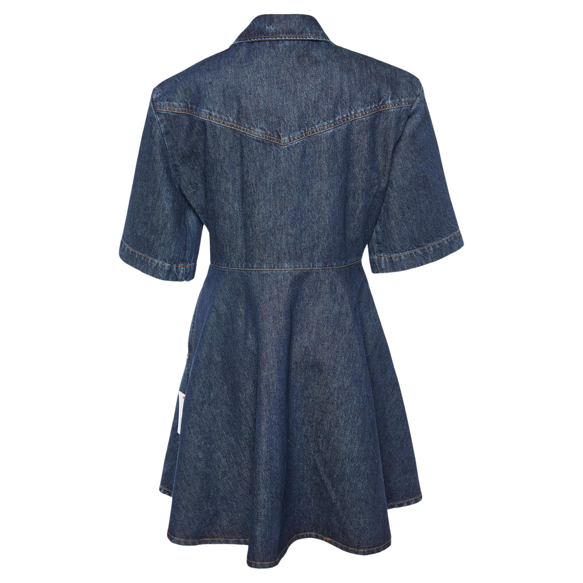 Affichez un look élégant en portant cette magnifique robe de créateur. Taillée dans un tissu fin, cette robe présente une silhouette chic pour une coupe cadrée. Coiffez cette création d'accessoires chics et d'escarpins.

