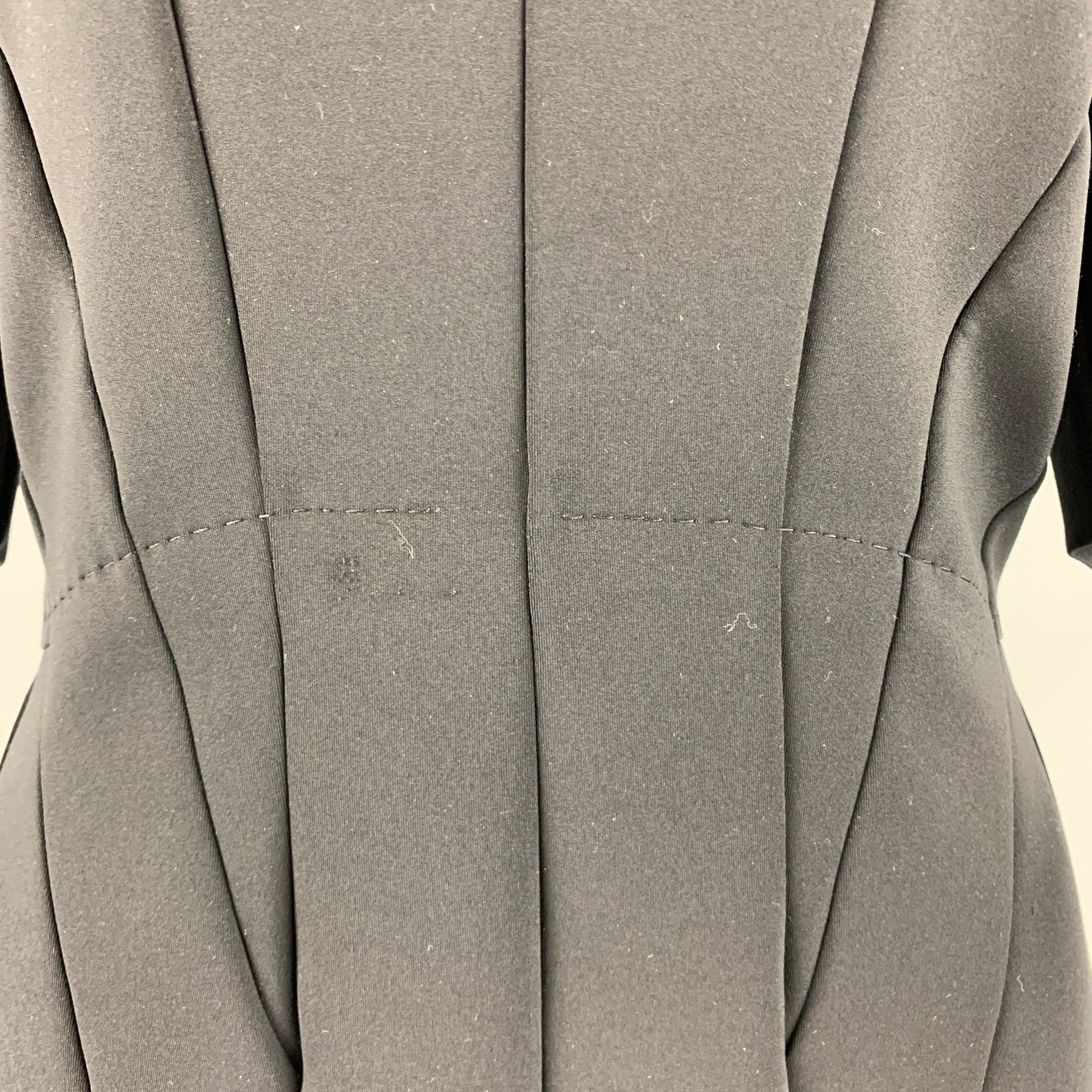 La robe SPORTMAX se compose d'un tricot noir en nylon et élasthanne, d'une jupe circulaire, de manches courtes et d'une fermeture à glissière dans le dos. Fabriqué en Italie. Très bon état. Tache mineure. 

Marqué :   L 

Mesures : 
 
Épaule : 16.5
