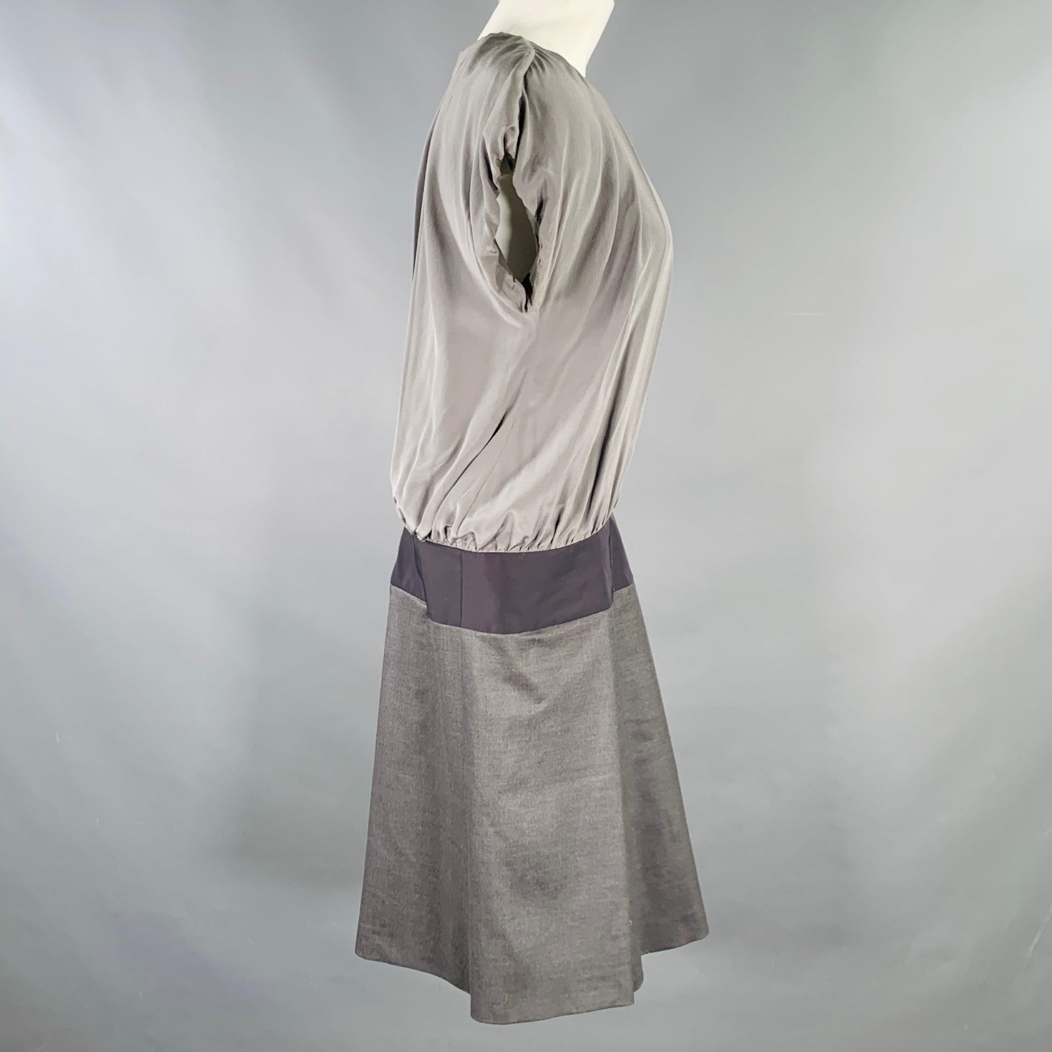 Vestido SPORTMAX
en tejido de mezcla de lana virgen de seda gris y negra, con corpiño plisado, cintura caída y falda plisada en contraste. Fabricado en Italia. Nota: esta prenda ha sido modificada profesionalmente. Por favor, comprueba las medidas.
