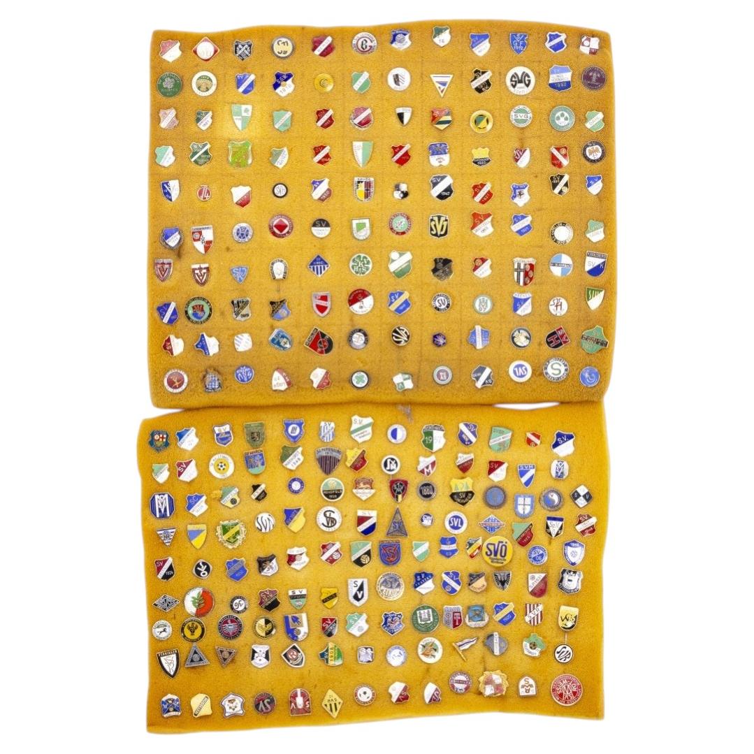 Sports collectibles - Collection of pins, emblems and badges - 300