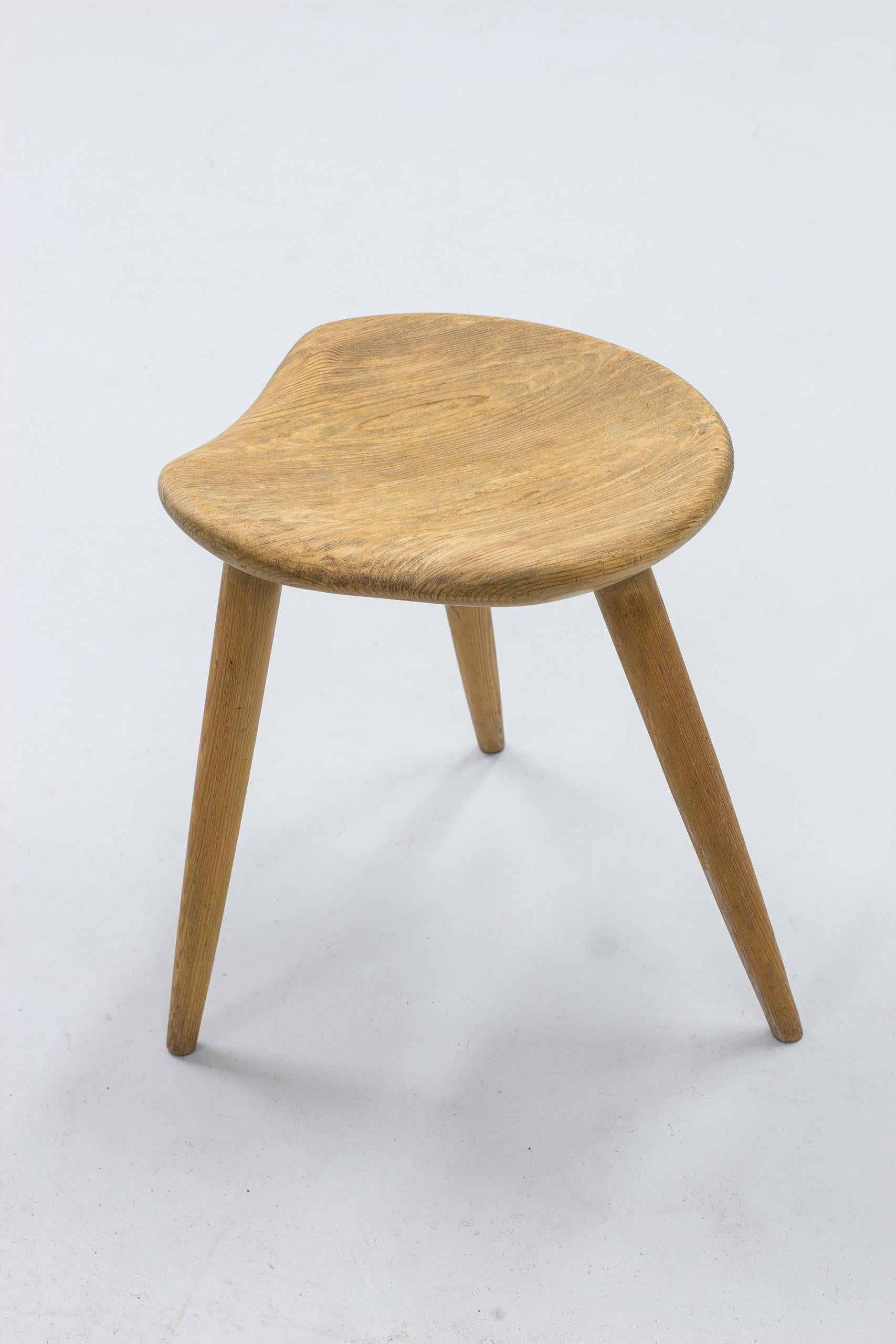 Scandinavian Modern Sportstuge Stool in Solid Pine Made in Norway by Norsk Husflid, circa 1950s For Sale