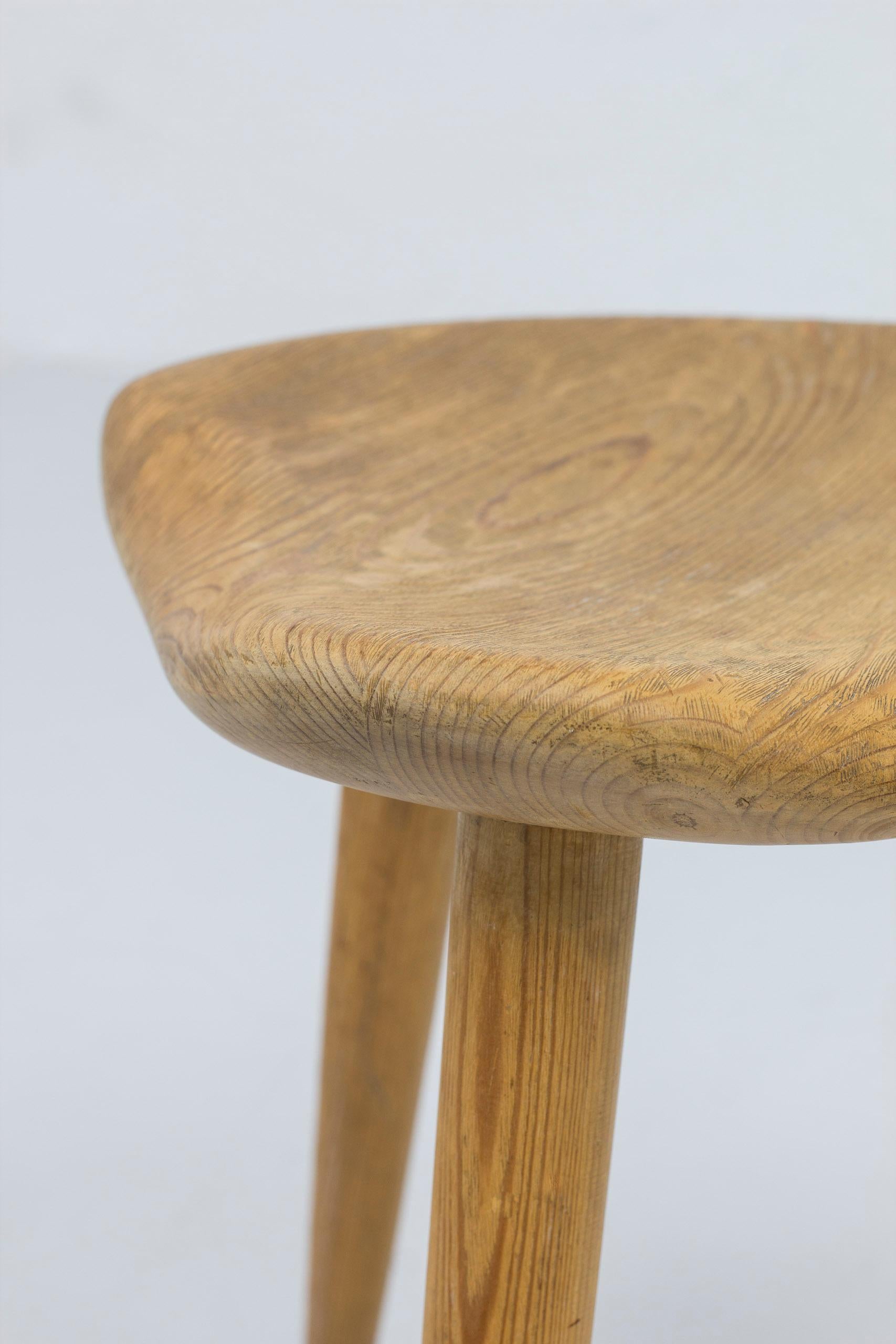 Sportstuge Stool in Solid Pine Made in Norway by Norsk Husflid, circa 1950s In Good Condition For Sale In Hägersten, SE