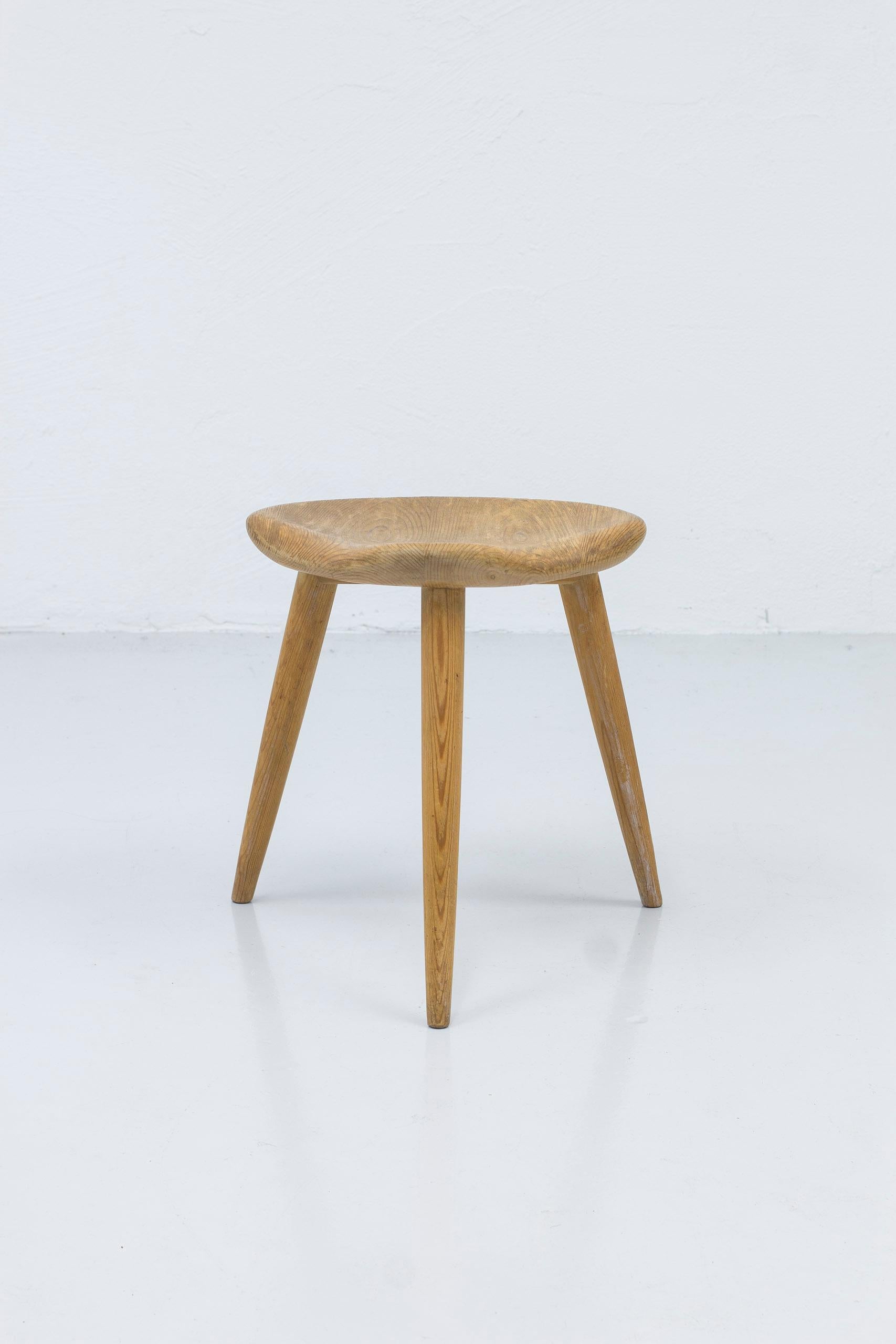 Sportstuge Stool in Solid Pine Made in Norway by Norsk Husflid, circa 1950s For Sale 1