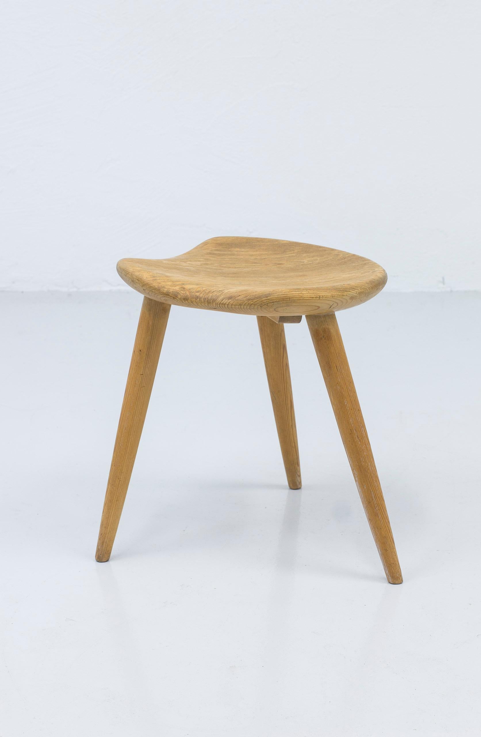 Sportstuge Stool in Solid Pine Made in Norway by Norsk Husflid, circa 1950s For Sale 2