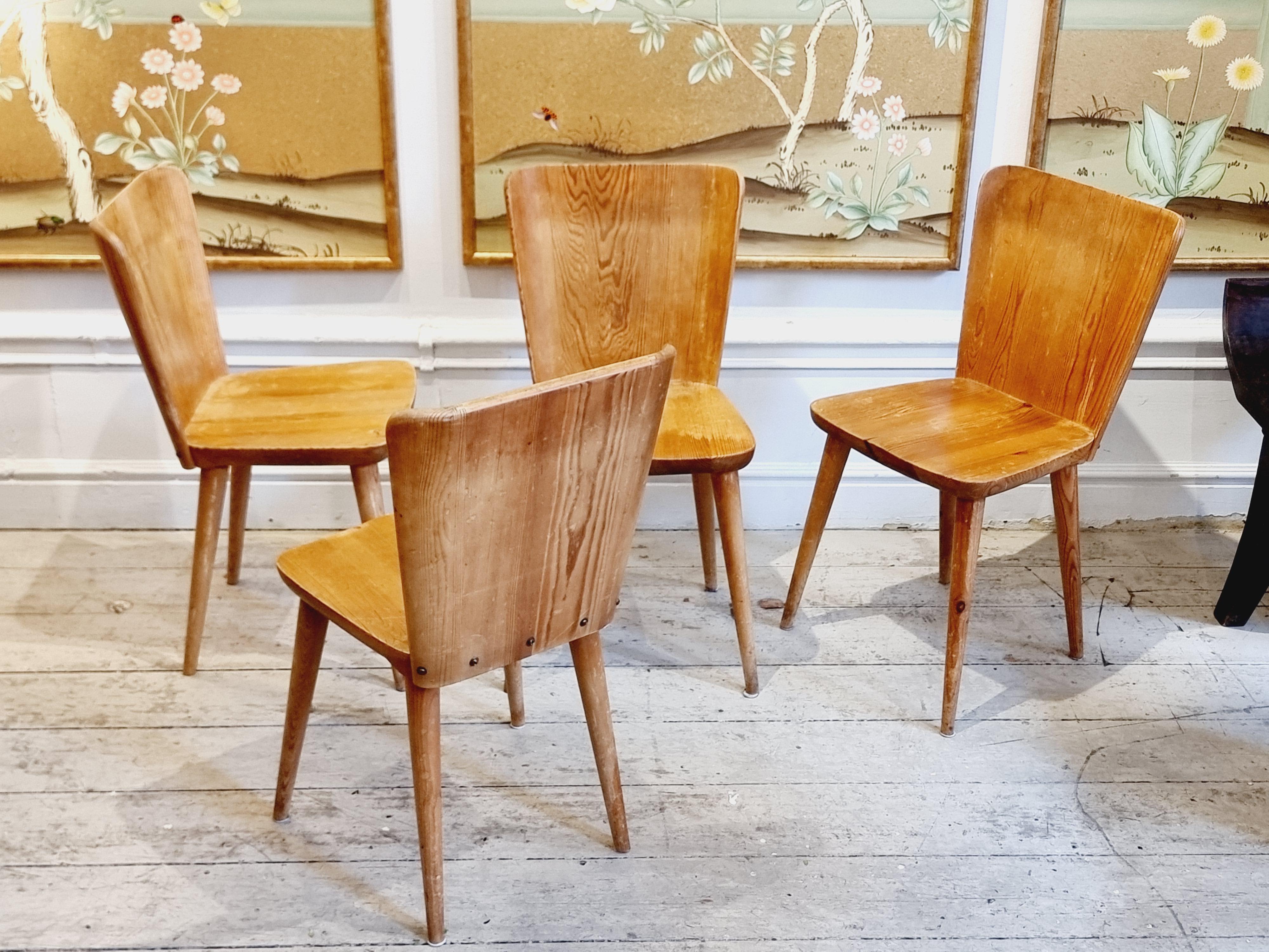 A set of four pine chairs, the classic swedish sportstugemodel 510, / the Svensk Fur - series. Designed by Göran Malmvall (1917-2001) for Karl Andersson & Söner, mid-1900s. 

A true Sportstugemöbel classic! In the style of Axel Einar Hjorth, whom