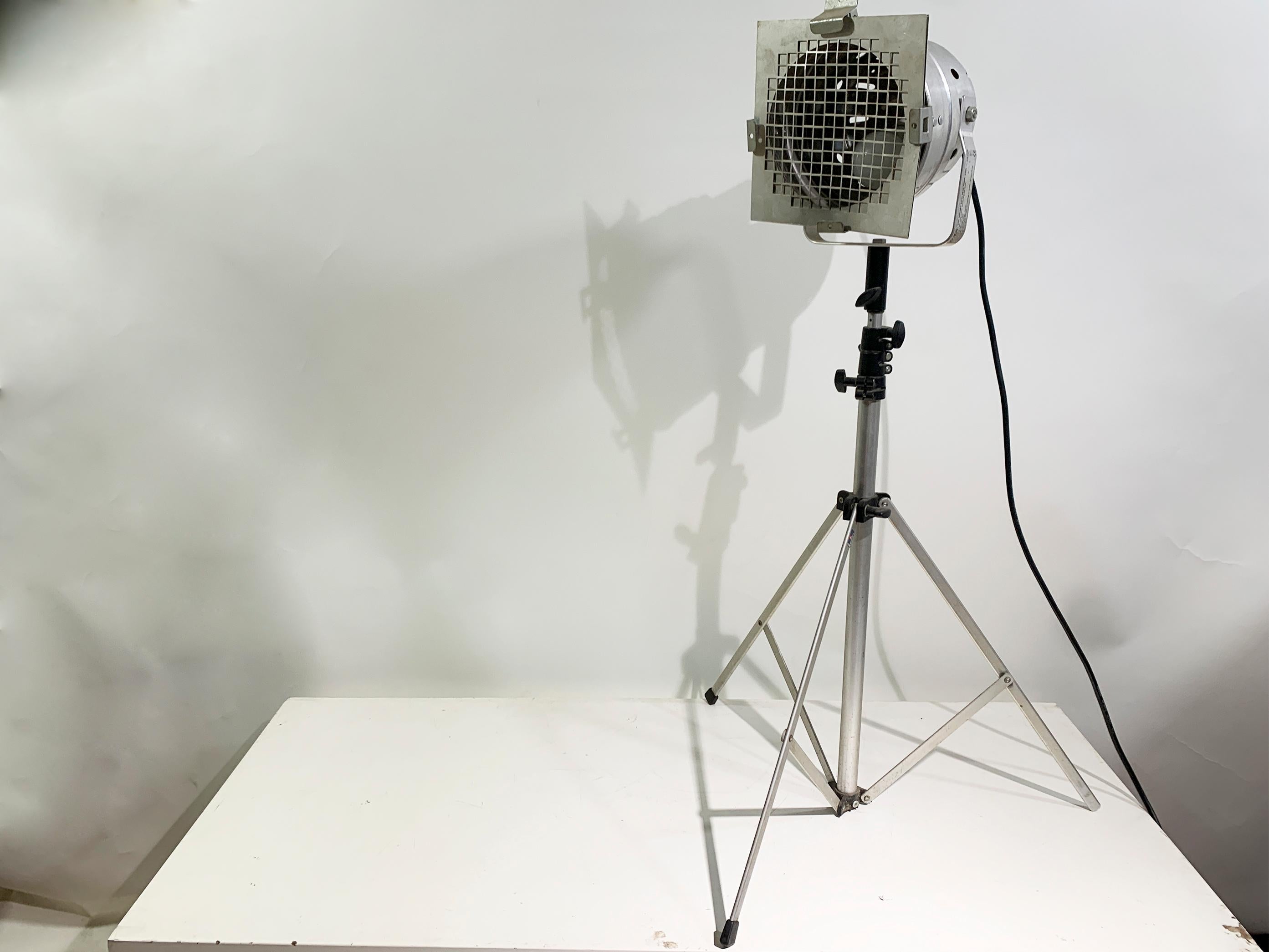 DTS P56 short eco max 500W Studio A, può essere utilizzata come lampada da terra e regolata a diverse altezze, per migliorare l'aspetto industriale di uno spazio. 

Attualmente è cablata a 220V secondo gli standard europei e può essere facilmente