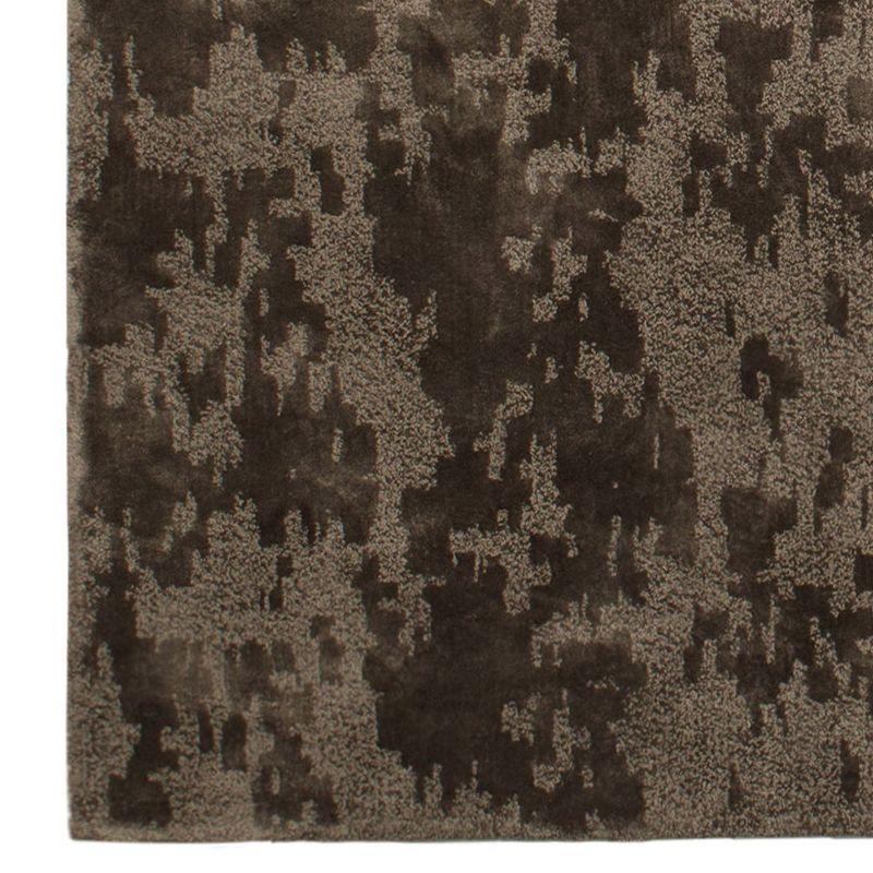 A hypnotizing melange effect obtained by combining velvet and boucle yarns lends this rectangular rug its characteristic impactful look. Deftly hand-tufted of Tencel lyocell fibers, it is water-resistant and customizable in a variety of colors and