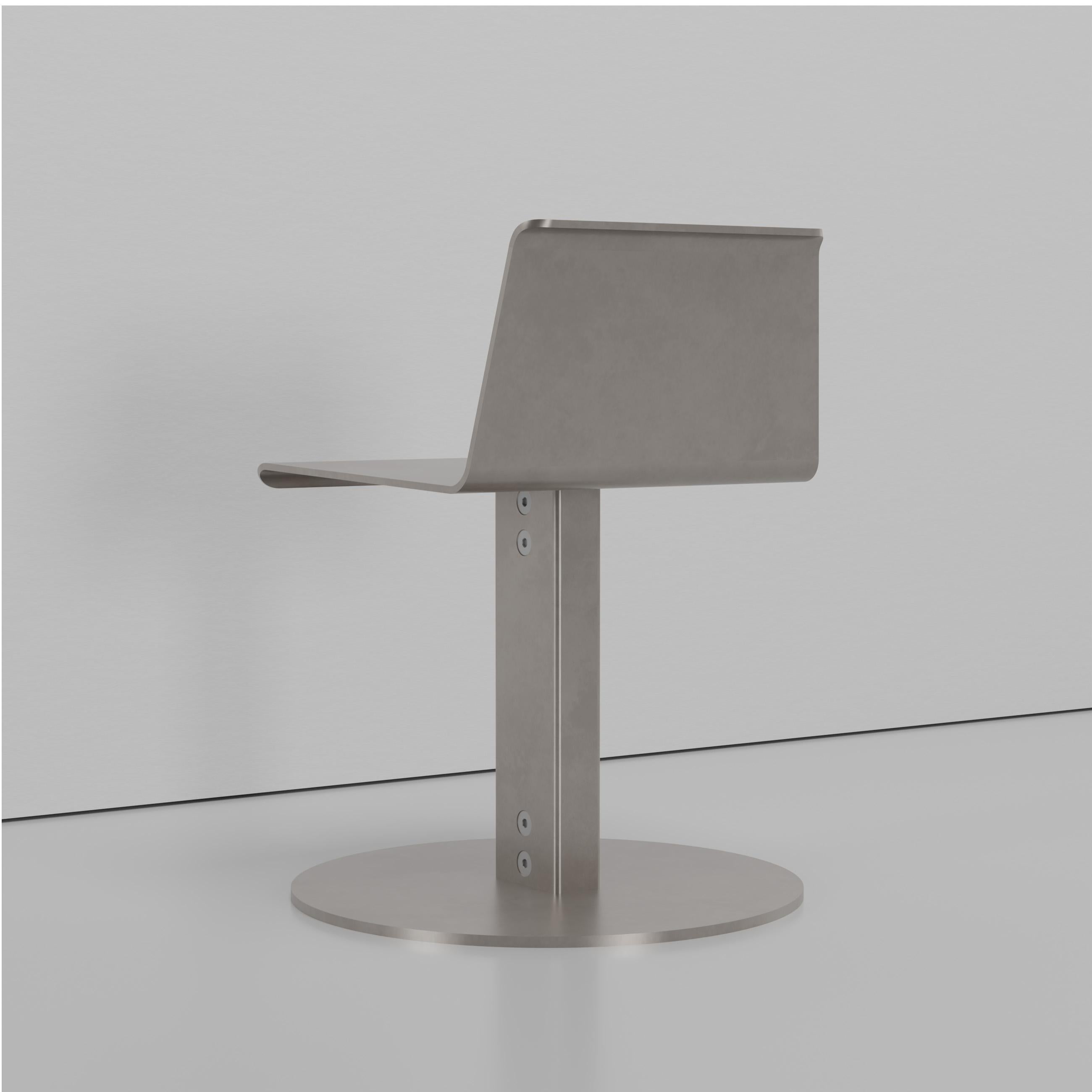 Spot Chair in lamiera di alluminio fresata, piegata e cerata. Prodotto con un'estrusione di alluminio personalizzata e avvitato con ferramenta inossidabile. Su ordinazione sono disponibili varianti personalizzate con finiture anodizzate o verniciate