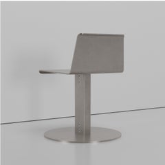 Silla auxiliar Spot de aluminio fresado y encerado de Jonathan Nesci