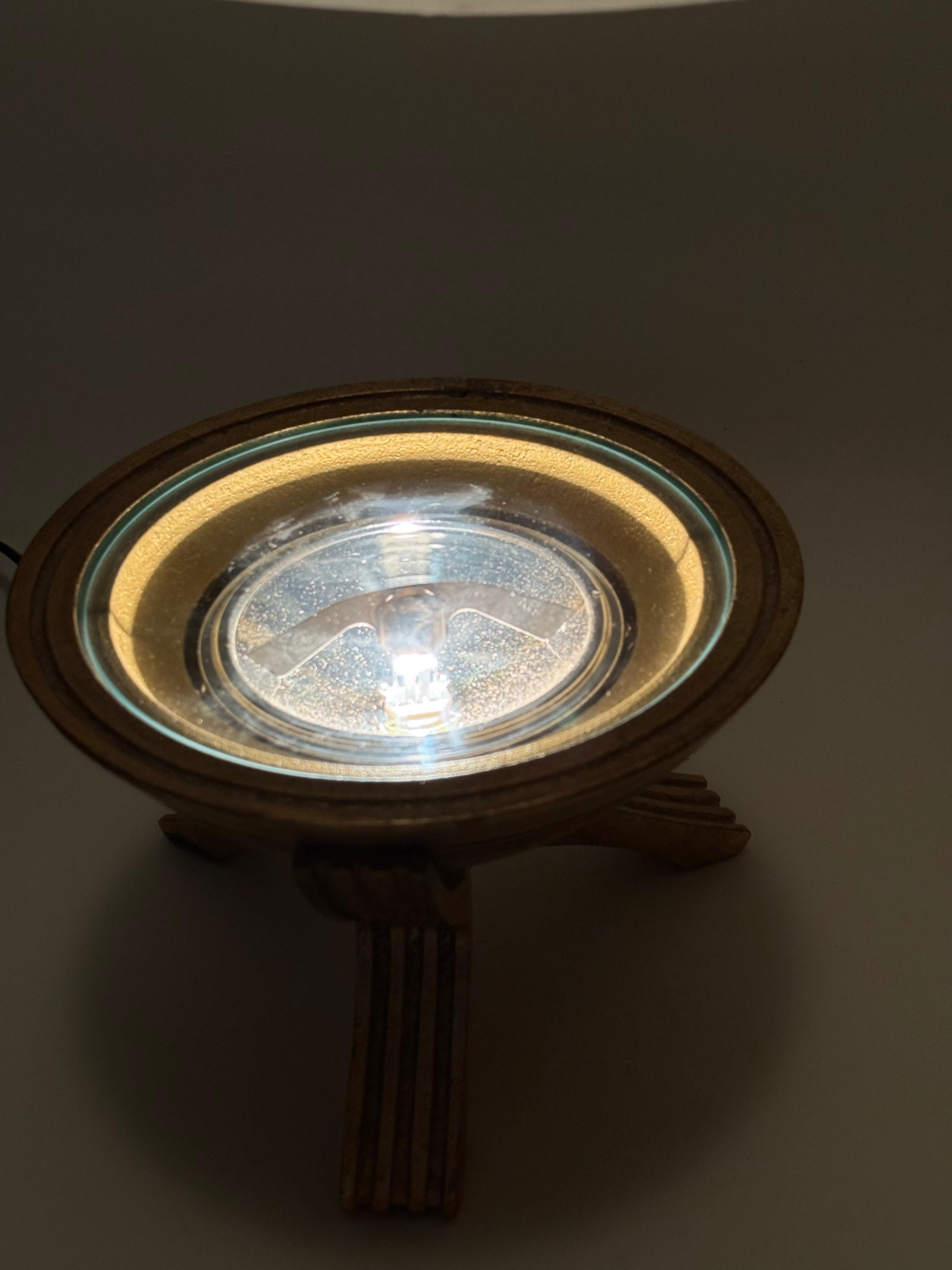 Malgré sa petite taille, ce petit projecteur a quelque chose de spécial, avec un design et une fabrication qui brillent vraiment. Il s'agit d'un objet lumineux qui rappelle les bols de feu des Jeux Olympiques. Dans sa version dorée, c'est un petit