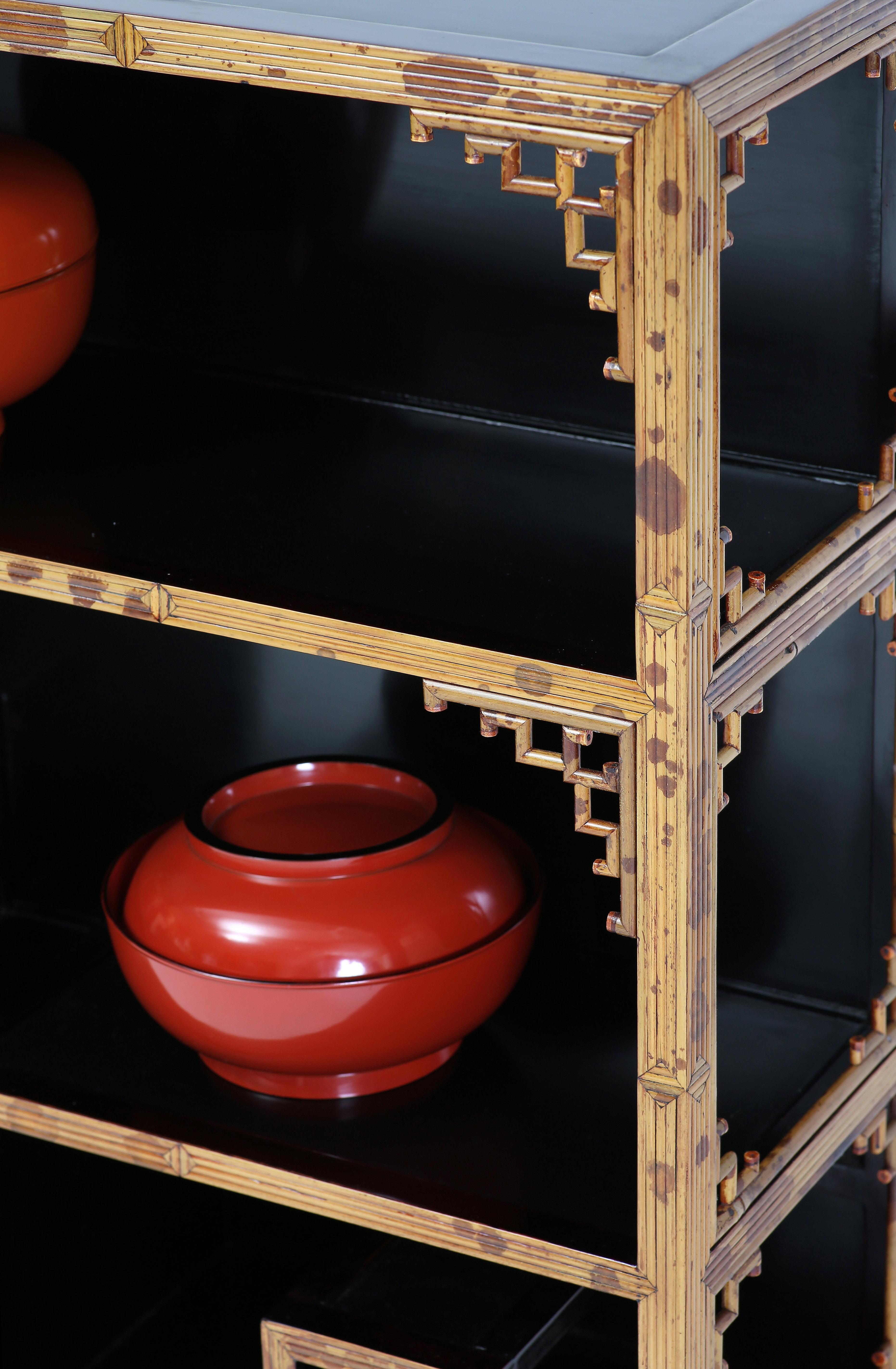 Gefleckter Bambus Chinoiserie Curio Display Regale Low Cabinet (Handgefertigt) im Angebot