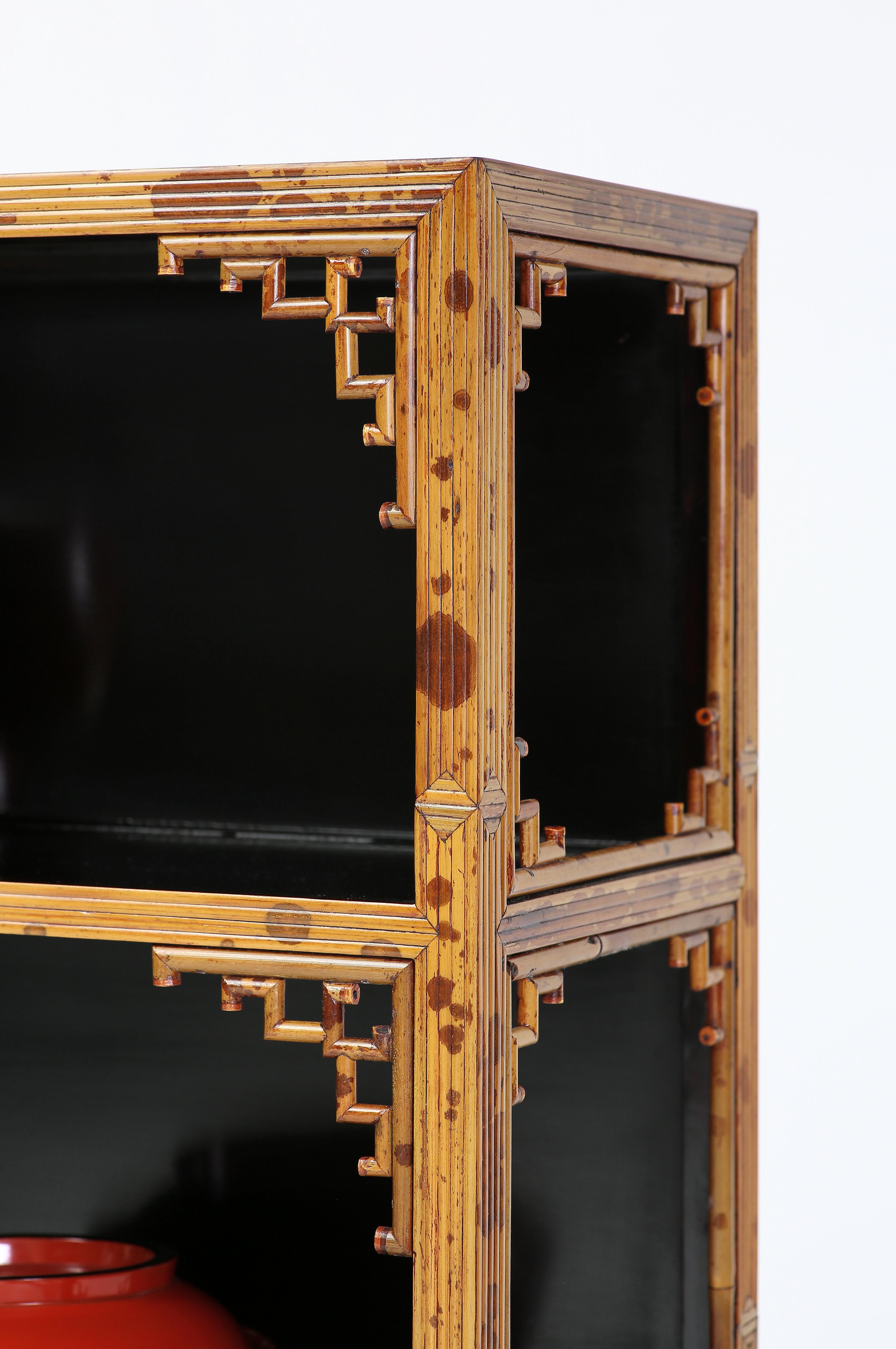 Gefleckter Bambus Chinoiserie Curio Display Regale Low Cabinet im Angebot 1