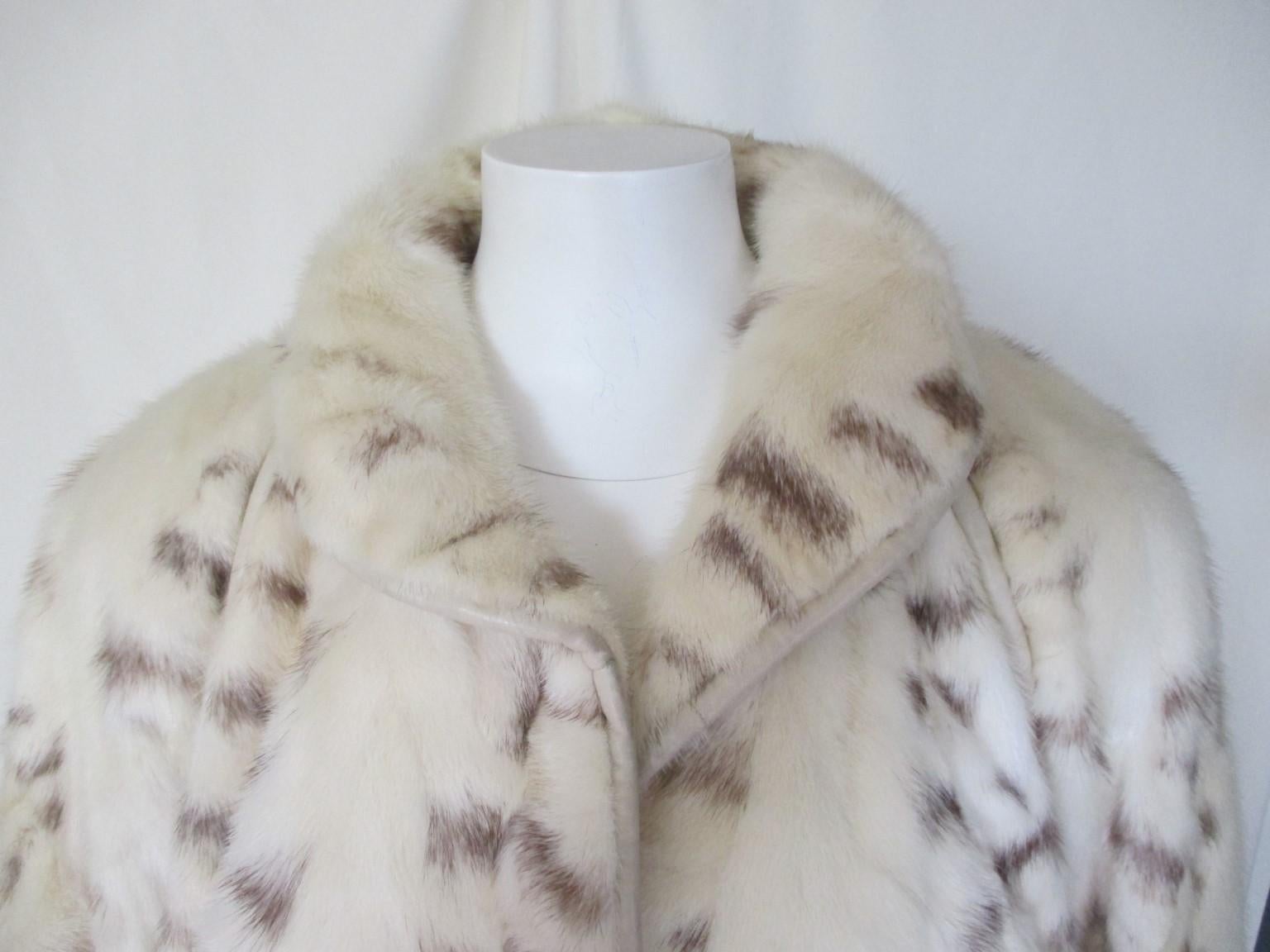 This vintage sporty coat is made of quality soft mink fur with dyed spots and trimmed with leather.

We offer more beautiful fur items, see our frontstore.

Details:
It has 2 pockets, 1 inside pocket and 3 closing hooks.
Color: ivory ,