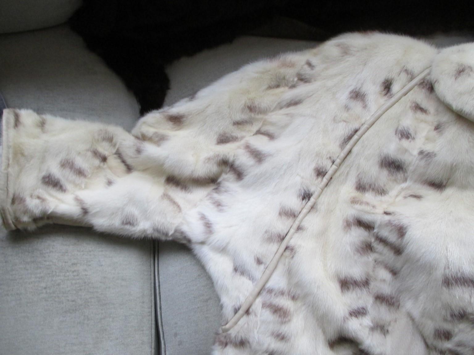  Spotted Design White Mink Fur Coat In Good Condition In Amsterdam, NL