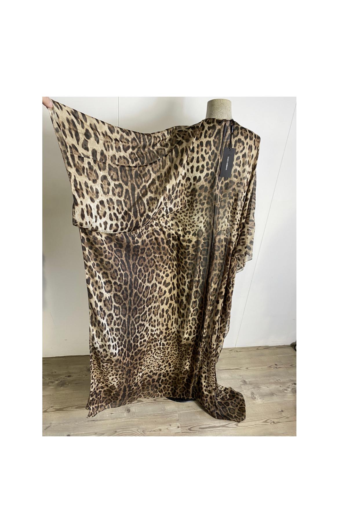 Caftan Dolce & Gabbana, size 36 but very wide fit, in animal print silk, on the front there is a lace for the neck closure, there are side openings for the arms, new never used with tag.
