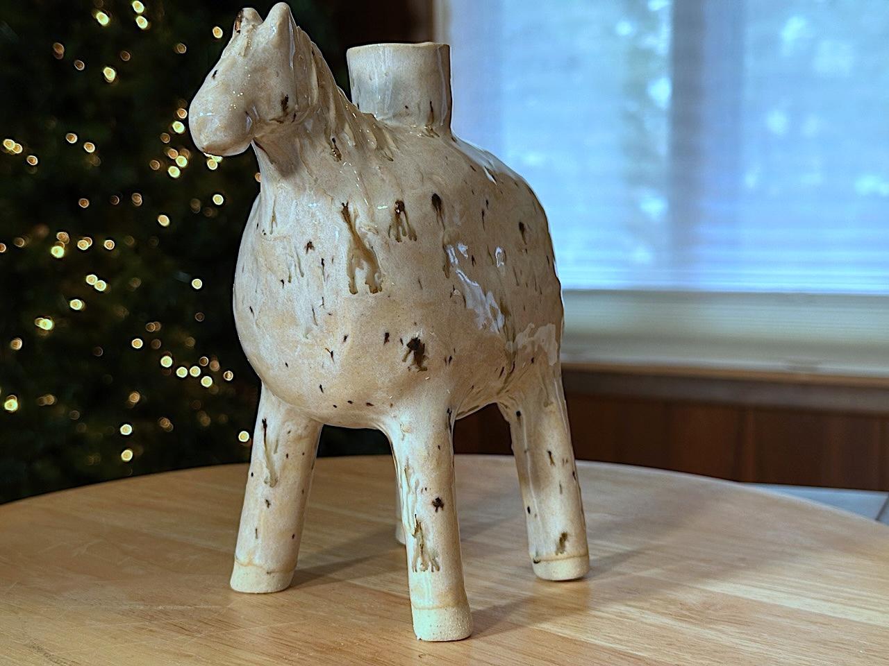 Vase Spotted Horse Ceramic (Yellowstone Wild Life) Grès blanc, glaçure brillante en vente 1