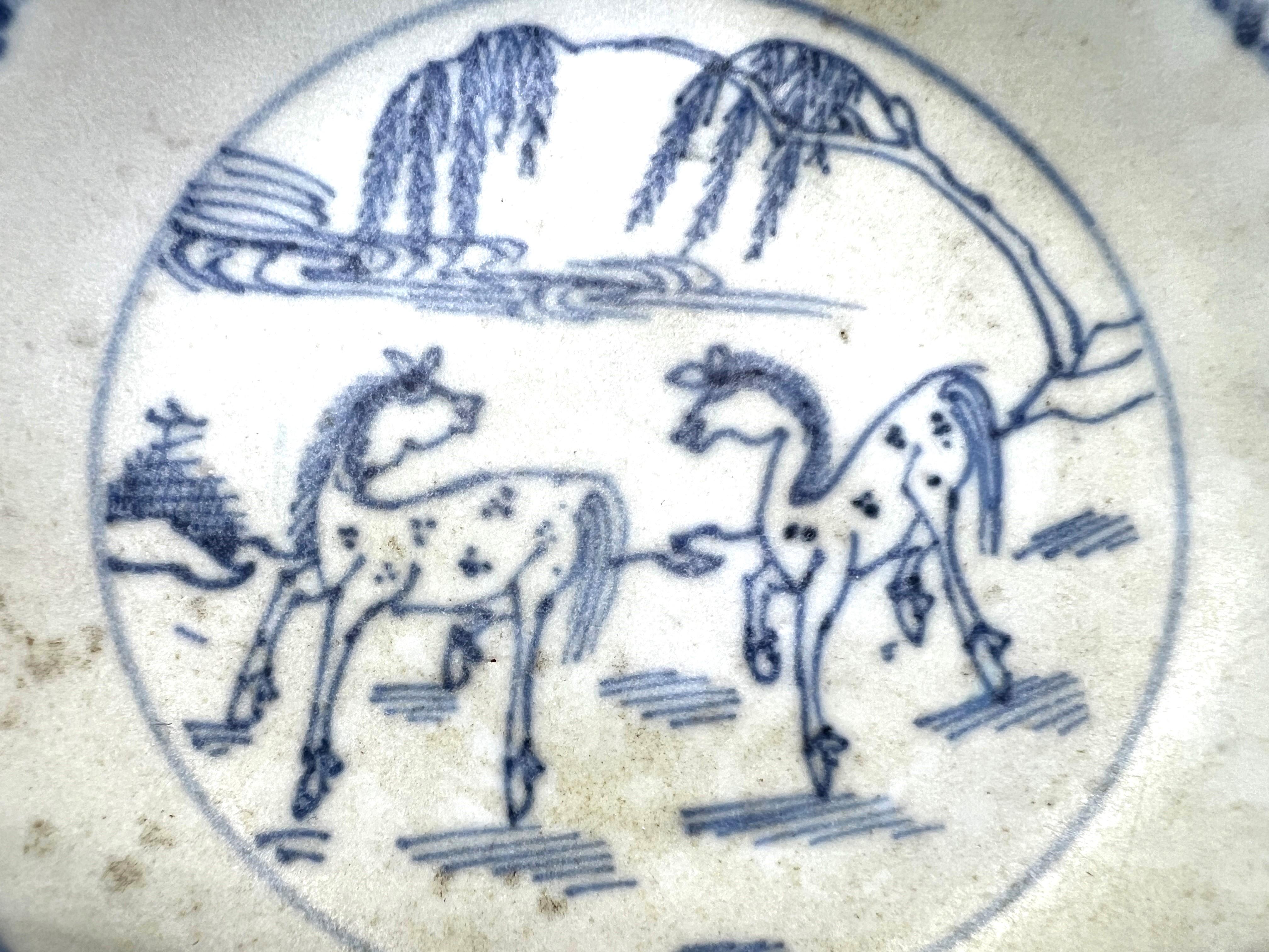 Die Innenseite ist mit zwei gefleckten Pferden bemalt, die unter einem Weidenbaum spielen, die Außenseite mit einer Cafe-au-lait-Glasur.

Zeitraum : Qing-Dynastie, Yongzheng-Periode
Herstellungsdatum : C 1725
Hergestellt in: Jingdezhen
Reiseziel :