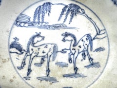Platillo azul y blanco con motivo de "caballos manchados" c1725, dinastía Qing, Yongzheng