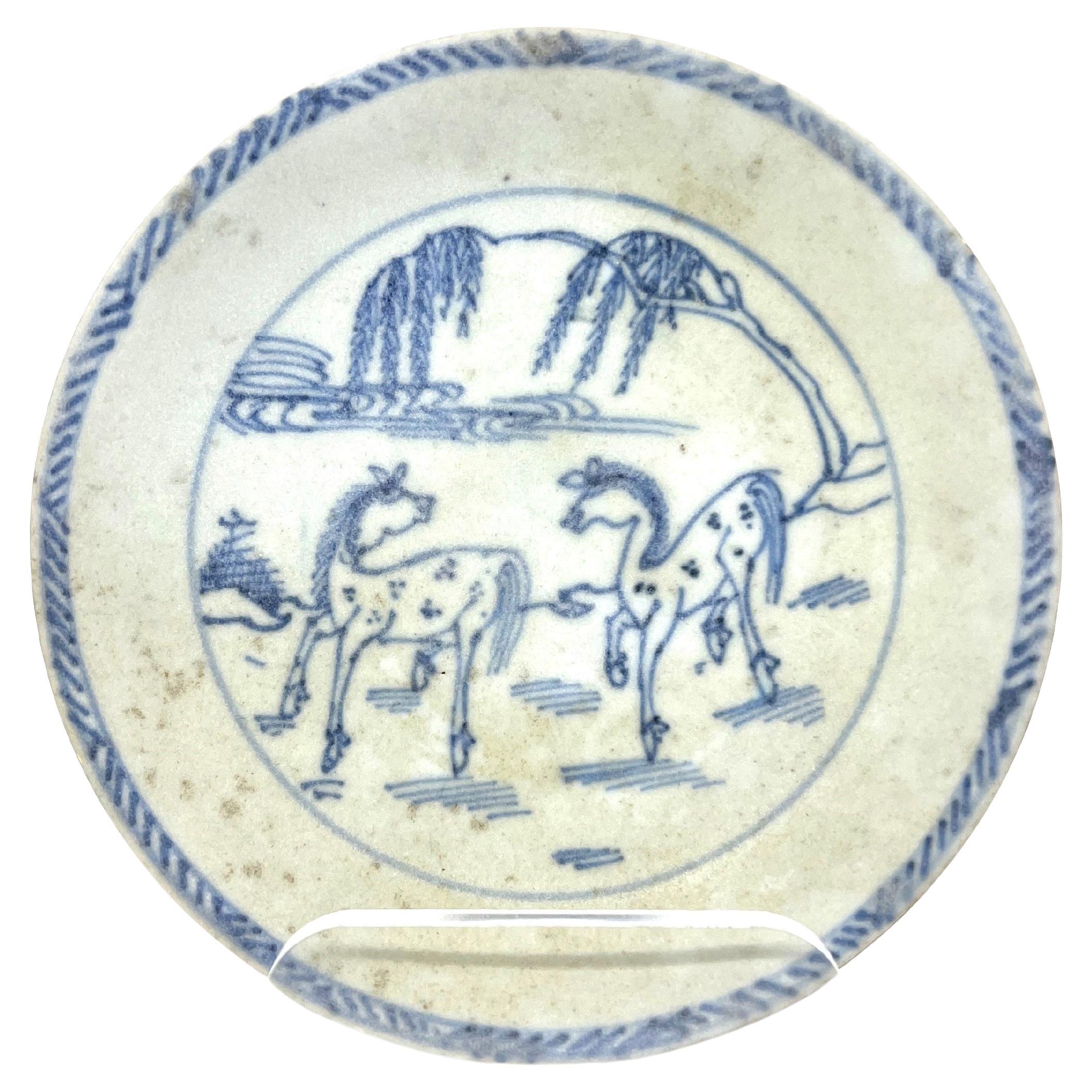 Platillo azul y blanco con motivo de "caballos manchados" c1725, dinastía Qing, Yongzheng