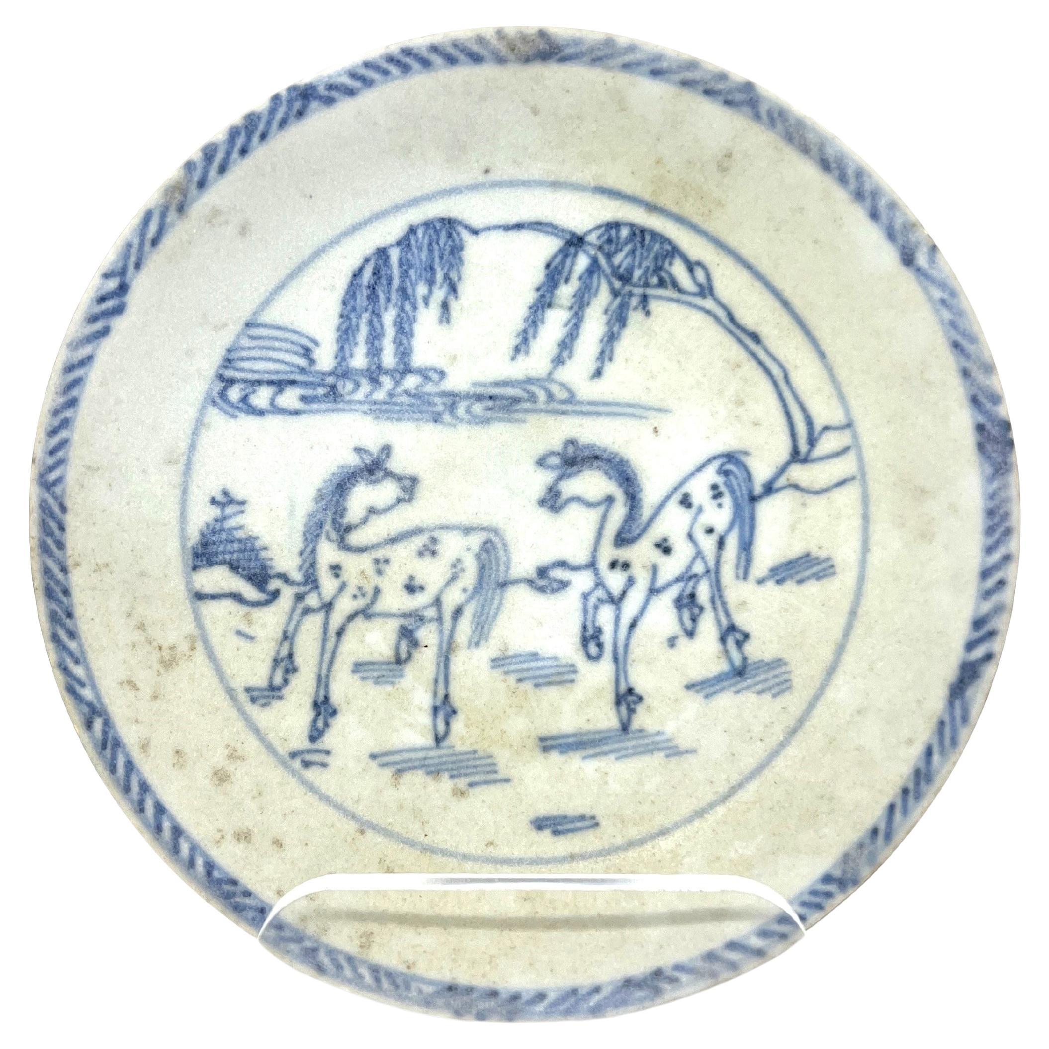 Blau-weiße Untertasse mit dem Muster "Gefleckte Pferde", um 1725, Qing Dynasty, Yongzheng im Angebot