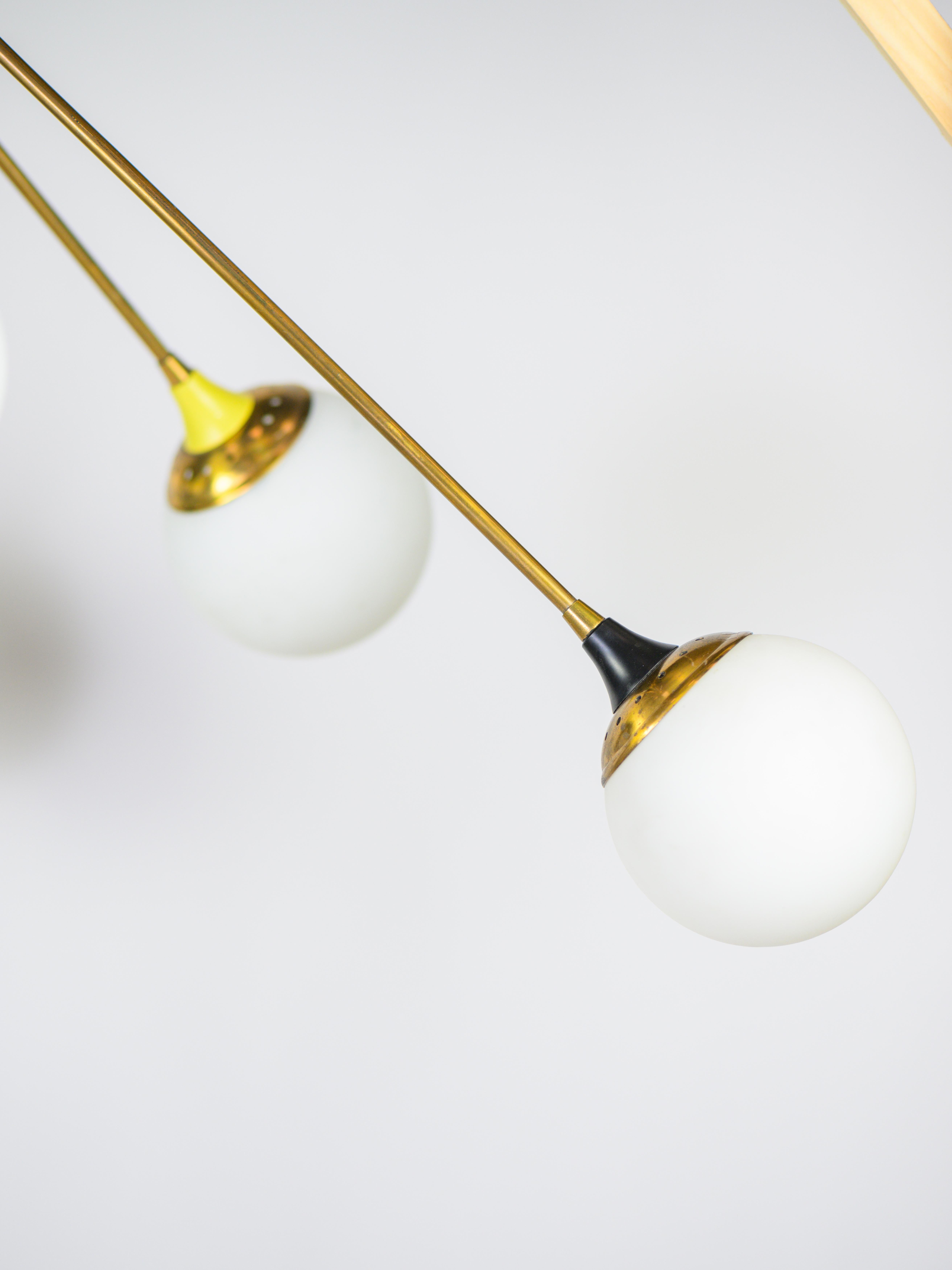 Mid-20th Century Spoutnik chandelier in brass, laquered metal and opaline glass For Sale