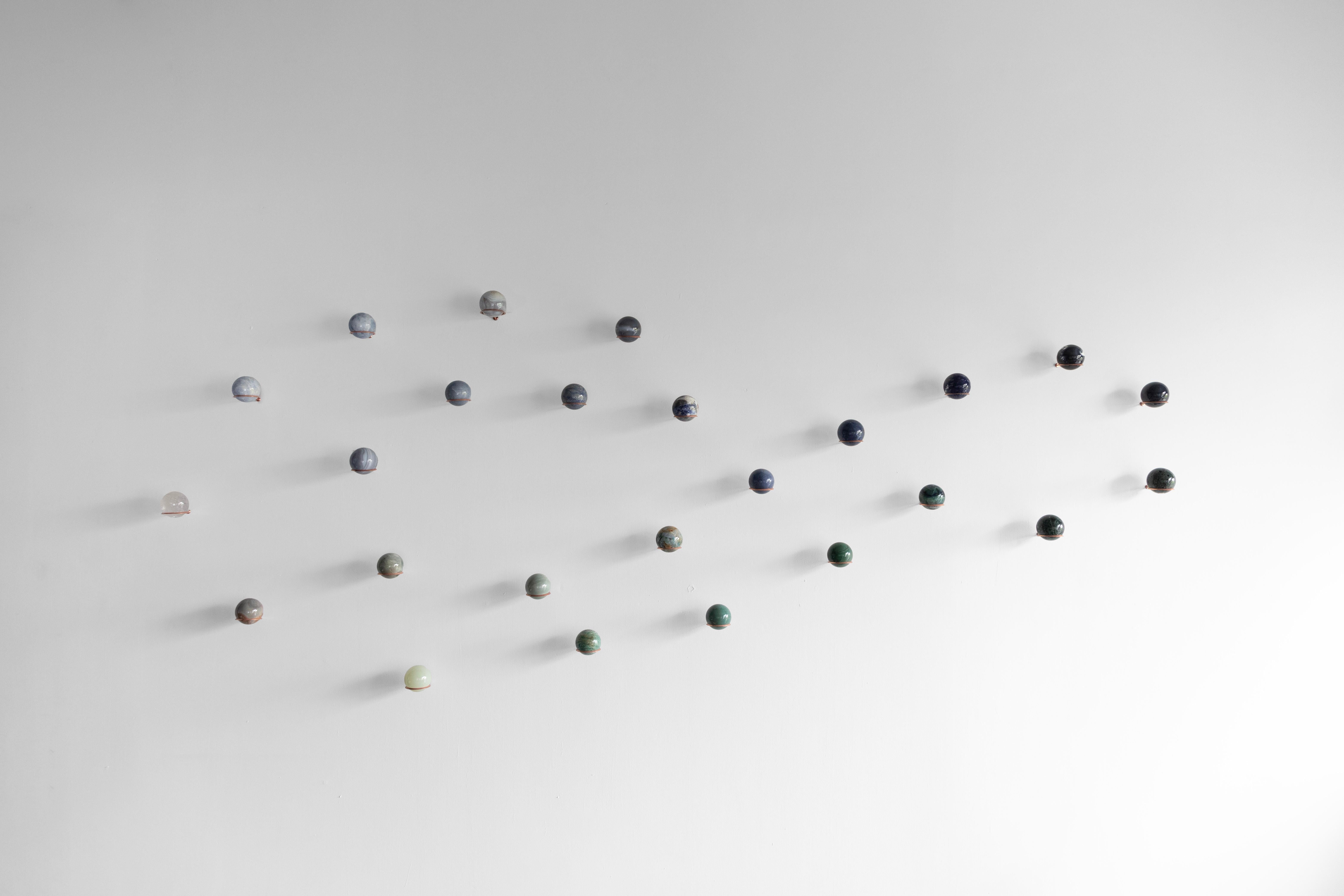 Piedras semipreciosas, soporte metálico
Dimensiones de la composición: 157,4
