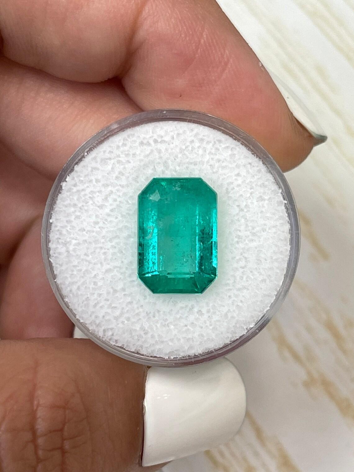 Stein: Smaragd
Gewicht: 4,89 Karat
Form: Smaragd-Schliff
Klarheit: Transparent
Lüster: Sehr gut
Farbe: Bläulich Grün
Abmessungen: 13,23 mm x 9,05 mm x 5,19 mm
Geografische Herkunft: Kolumbien
Behandlung: Natürlich, Ölen

Anmerkungen: Aufgrund der