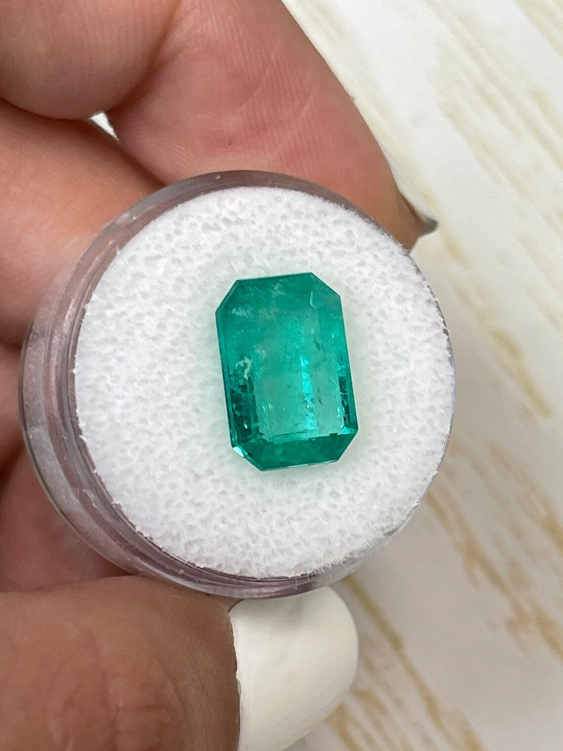 Prächtiger grüner 4,89 Karat kolumbianischer Smaragd im Smaragdschliff im Smaragdschliff - Mai Geburtsstein (Moderne) im Angebot
