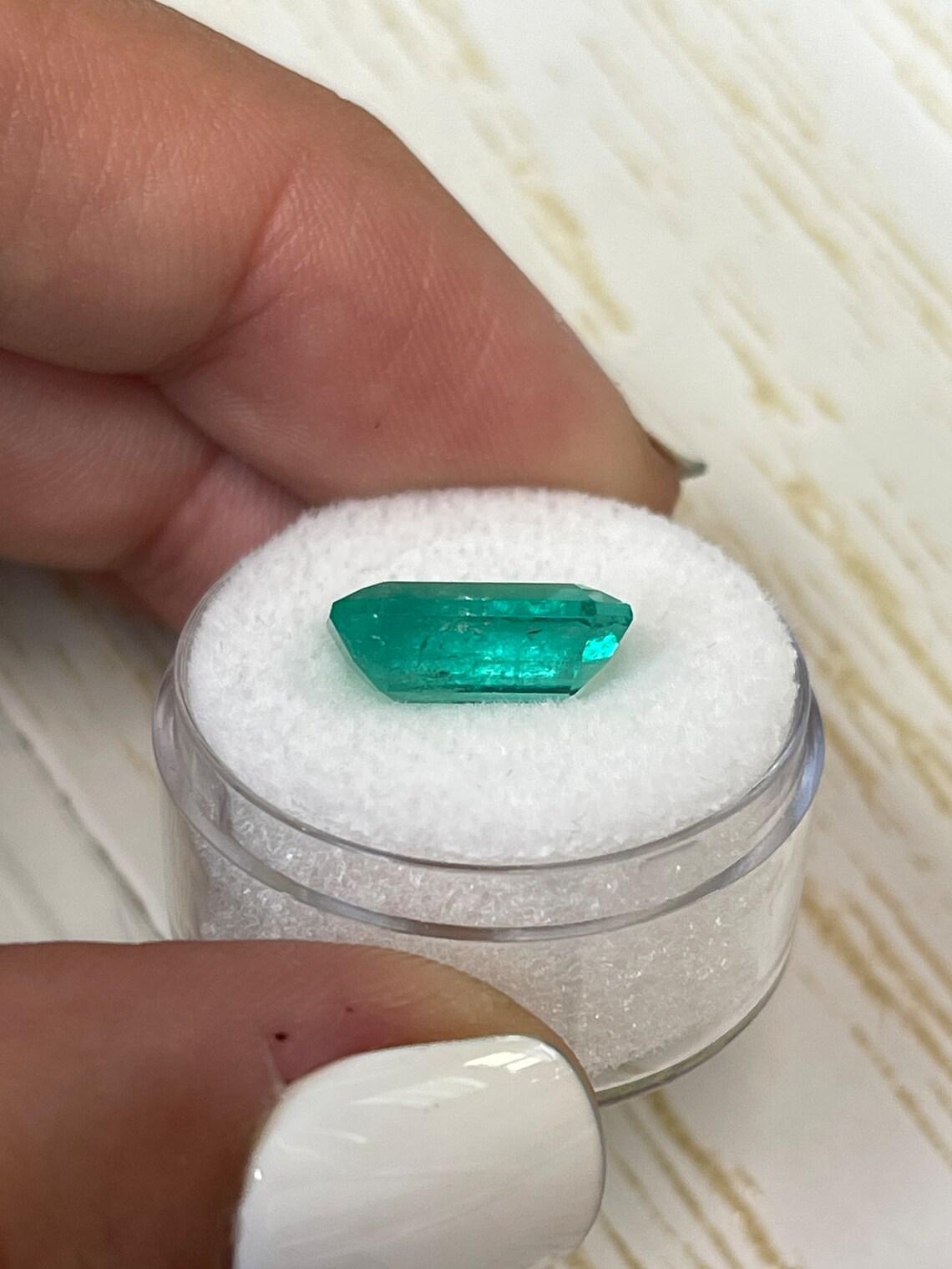 Prächtiger grüner 4,89 Karat kolumbianischer Smaragd im Smaragdschliff im Smaragdschliff - Mai Geburtsstein im Zustand „Neu“ im Angebot in Jupiter, FL